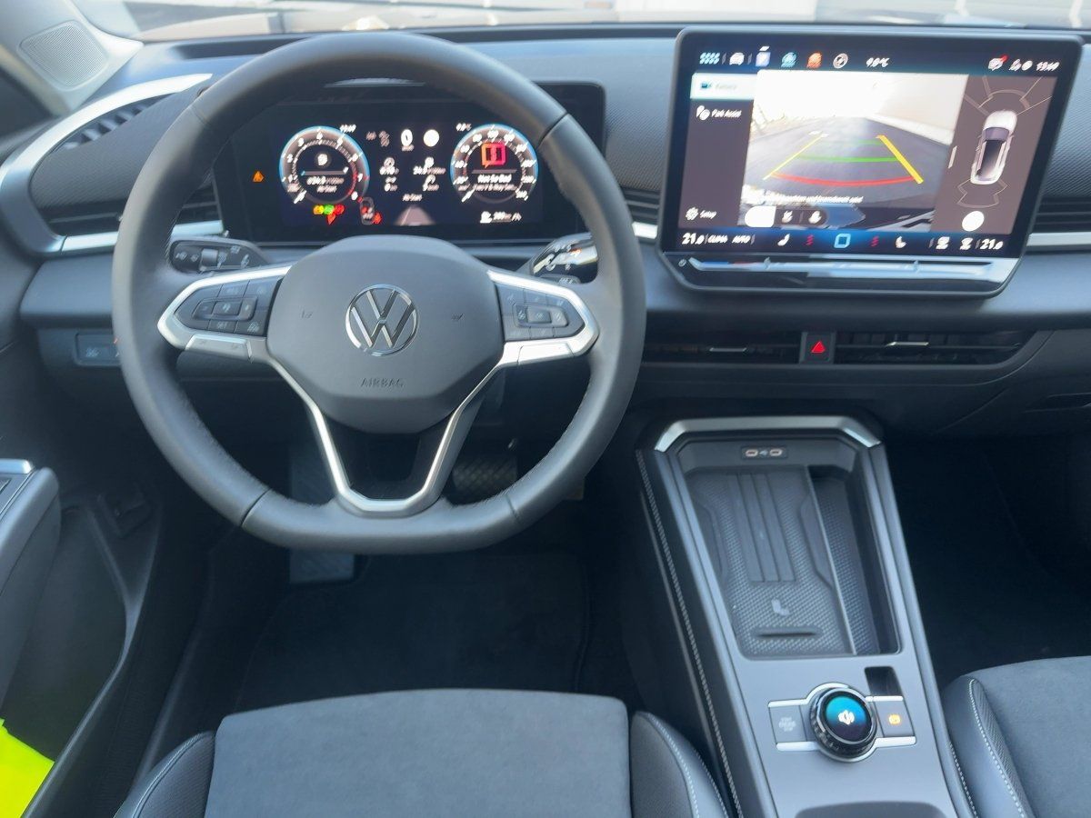 Fahrzeugabbildung Volkswagen T-Roc 1.5 eTSI Style AHK Nav IQ.Light eKlappe AC