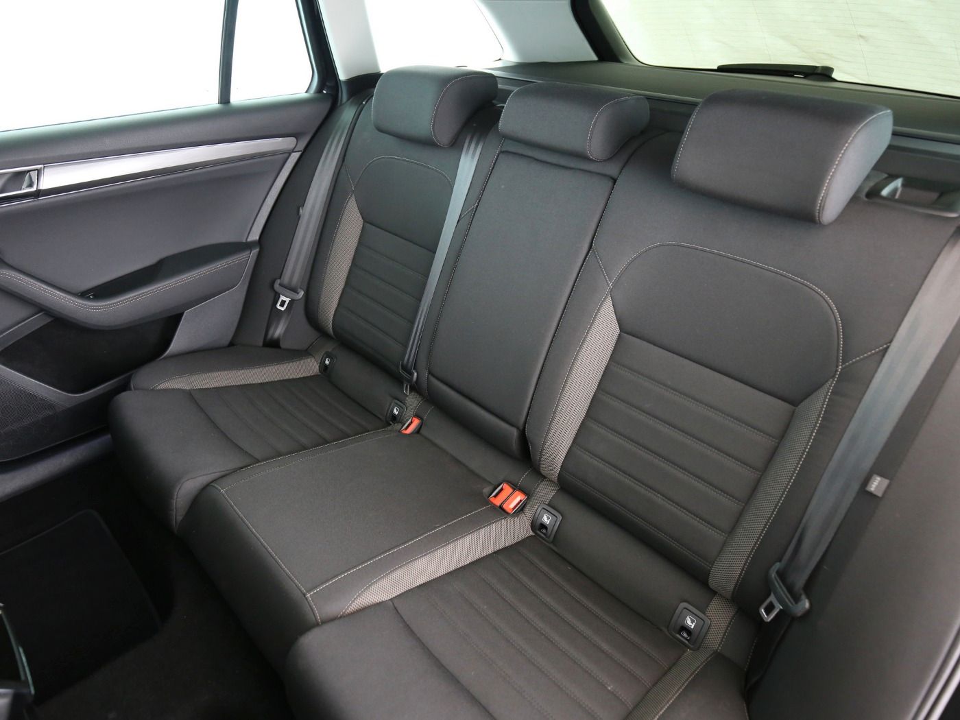 Fahrzeugabbildung SKODA Superb Combi 2.0 TDI Scout Matrix|AHK|ACC|LED|LM