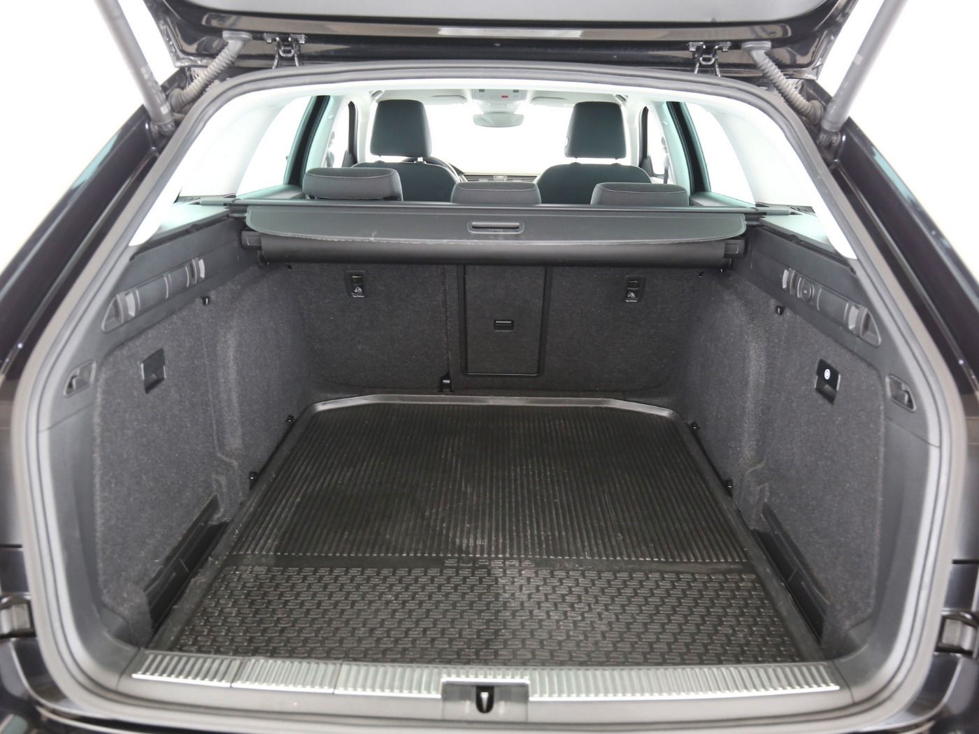 Fahrzeugabbildung SKODA Superb Combi 2.0 TDI Scout Matrix|AHK|ACC|LED|LM