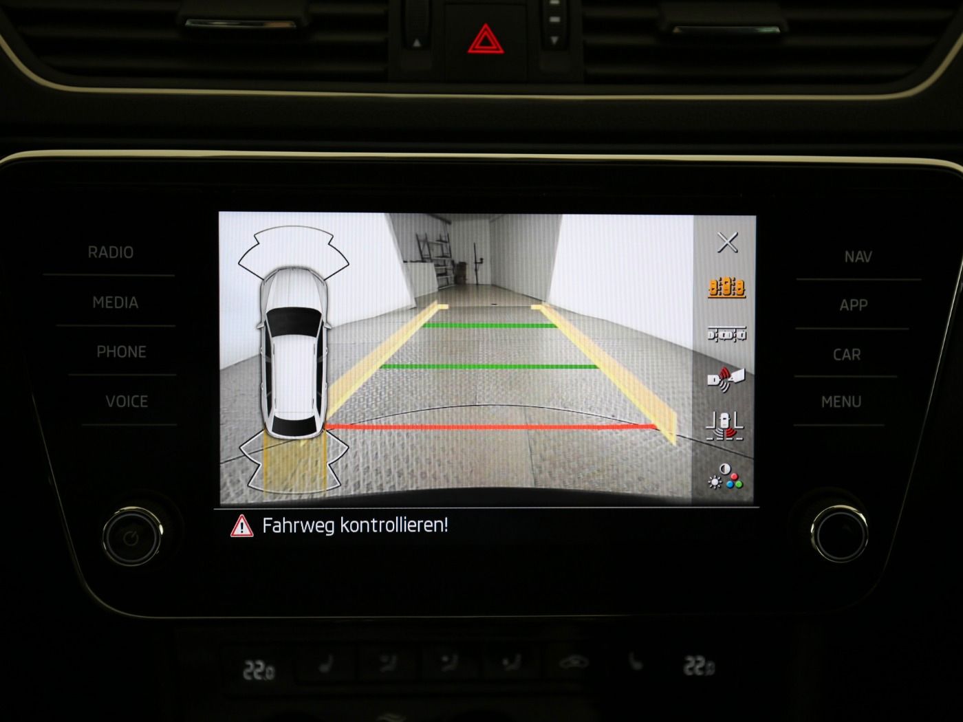 Fahrzeugabbildung SKODA Superb Combi 2.0 TDI Scout Matrix|AHK|ACC|LED|LM