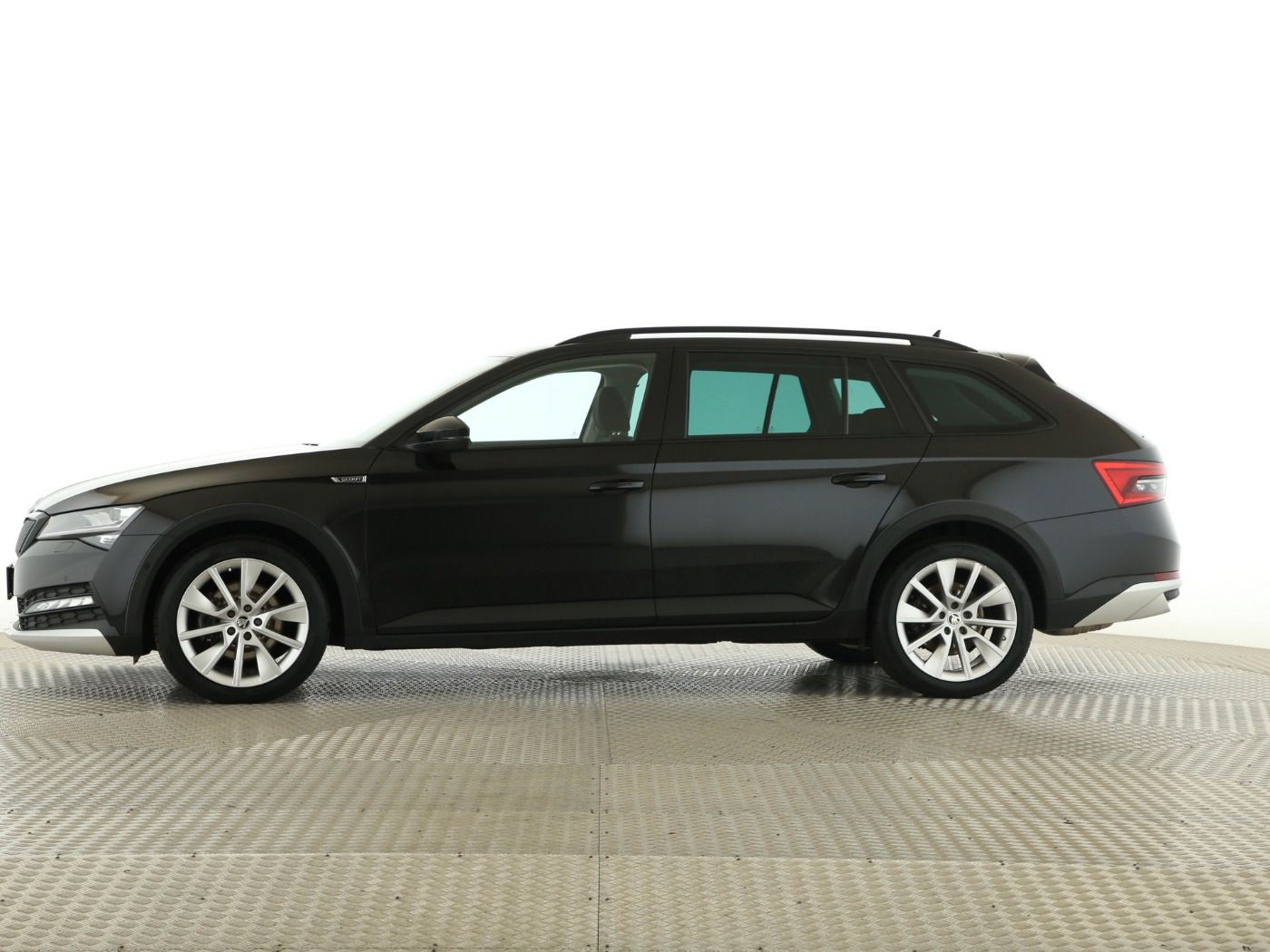 Fahrzeugabbildung SKODA Superb Combi 2.0 TDI Scout Matrix|AHK|ACC|LED|LM