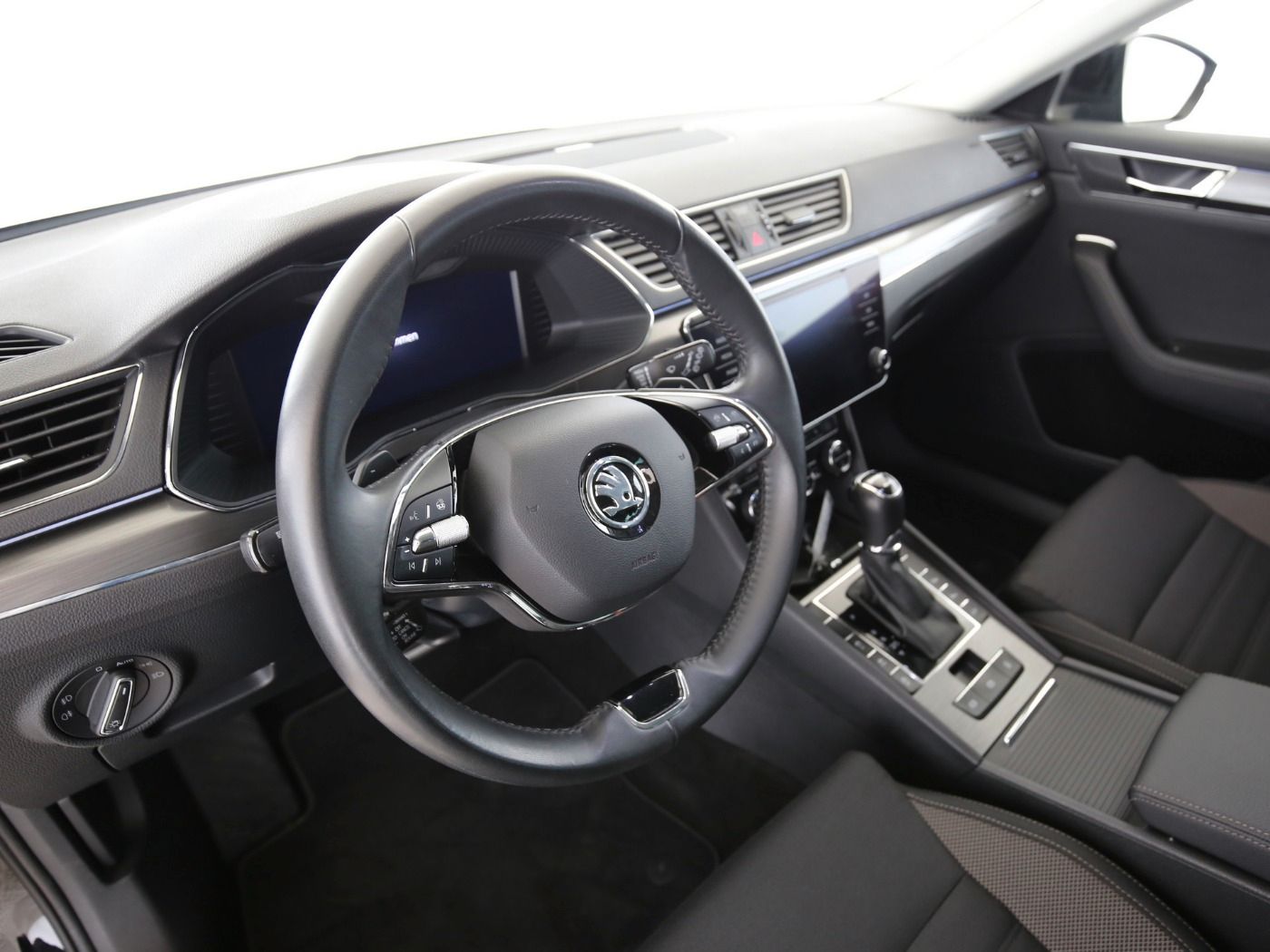 Fahrzeugabbildung SKODA Superb Combi 2.0 TDI Scout Matrix|AHK|ACC|LED|LM