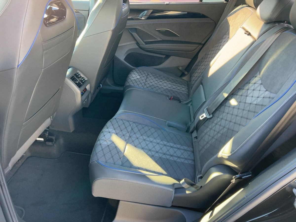 Fahrzeugabbildung Volkswagen Tayron TDI DSG R-Line 7-Sitzer AHK Black Style