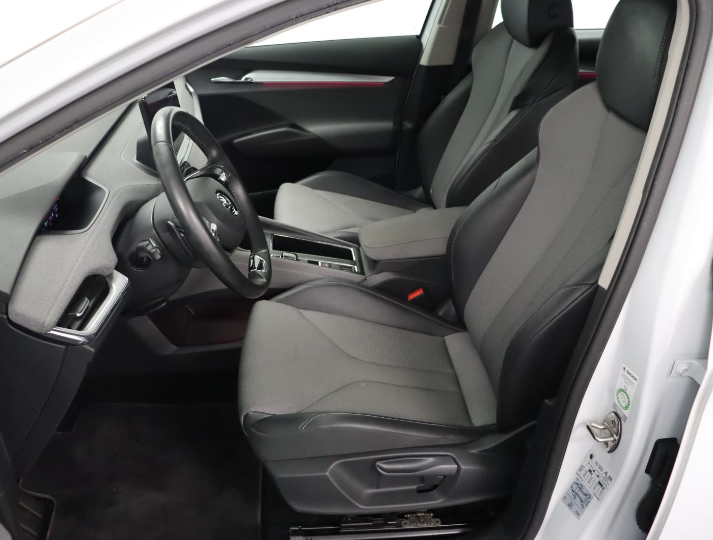 Fahrzeugabbildung SKODA Enyaq IV 80 |AHK|FLA|WPumpe|LM|Navi|W-Paket|PDC