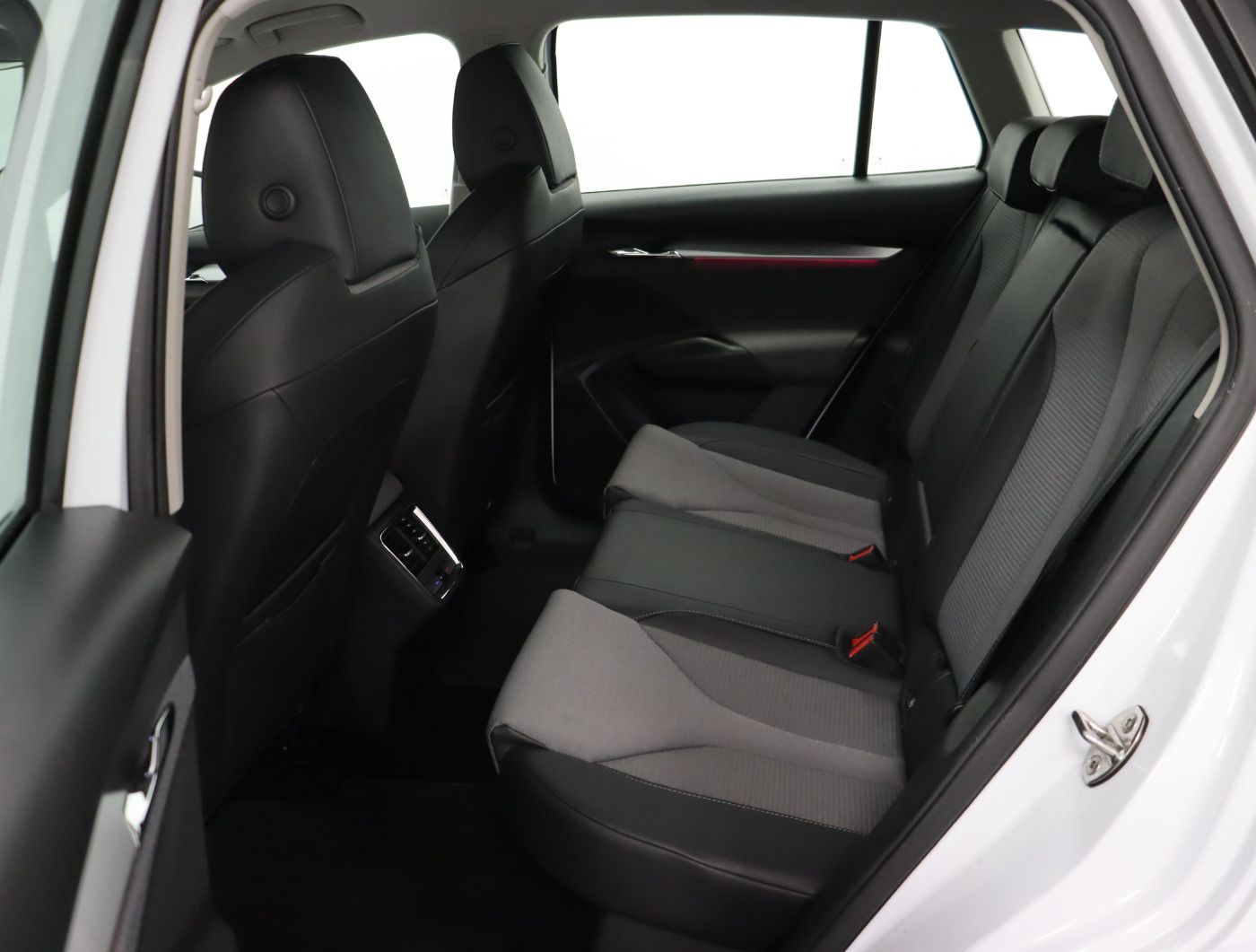 Fahrzeugabbildung SKODA Enyaq IV 80 |AHK|FLA|WPumpe|LM|Navi|W-Paket|PDC