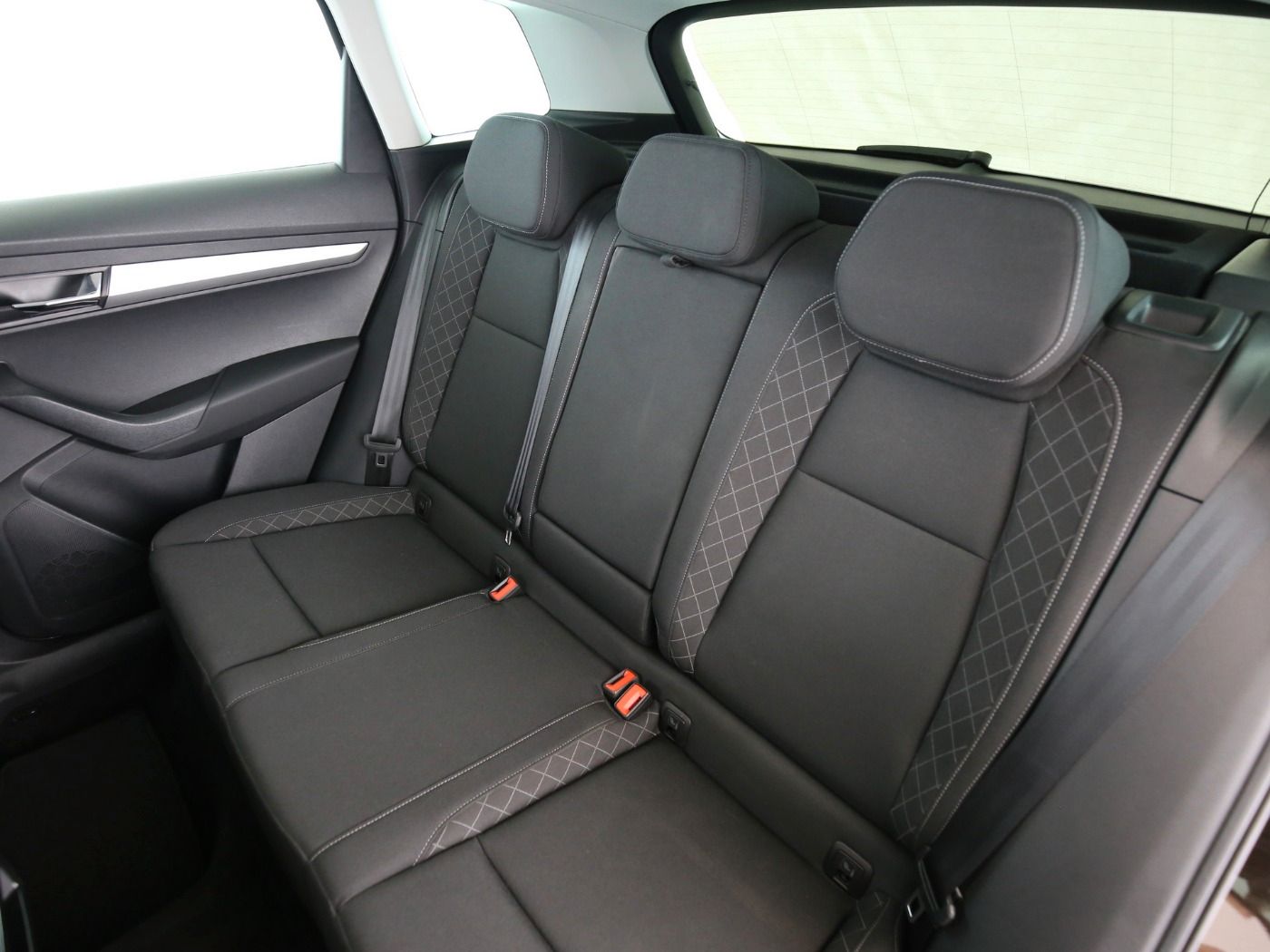 Fahrzeugabbildung SKODA Karoq 1.5 TSI ACT Ambition AHK|Navi|KlimaA|PDC