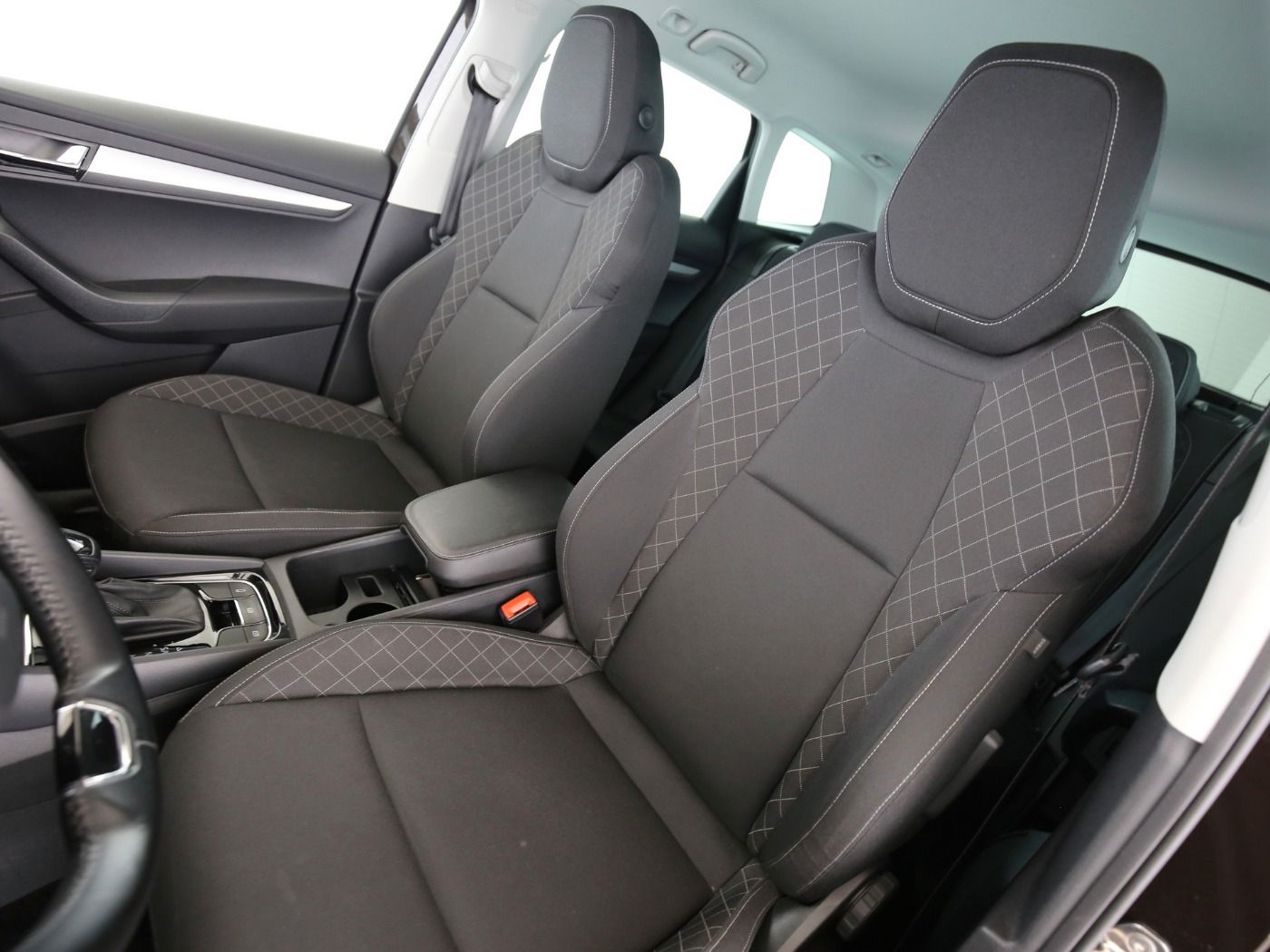 Fahrzeugabbildung SKODA Karoq 1.5 TSI ACT Ambition AHK|Navi|KlimaA|PDC