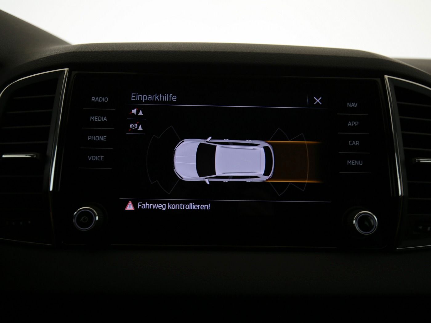 Fahrzeugabbildung SKODA Karoq 1.5 TSI ACT Ambition AHK|Navi|KlimaA|PDC