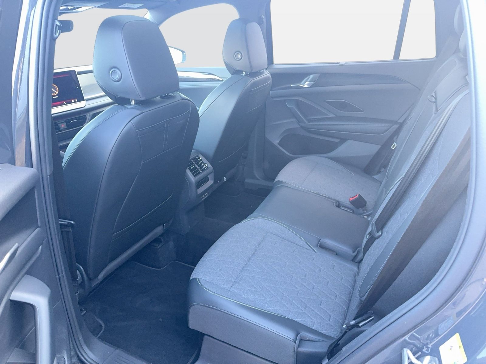Fahrzeugabbildung Volkswagen Tayron Life 2.0 l TSI OPF 4MOTION DSG GJR Pano N - mit KI generiert/bearbeitet