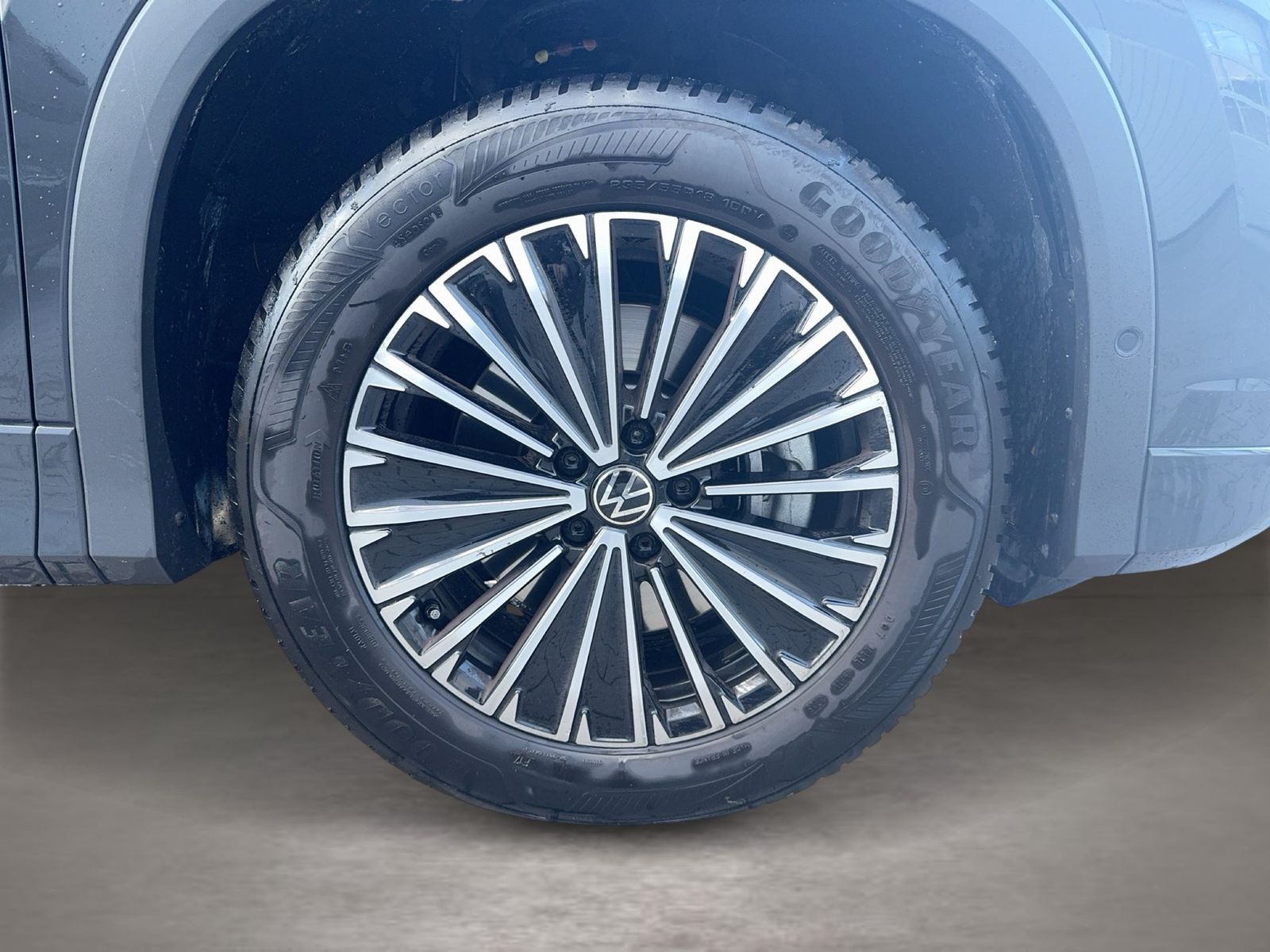 Fahrzeugabbildung Volkswagen Tayron Life 2.0 l TSI OPF 4MOTION DSG GJR Pano N - mit KI generiert/bearbeitet