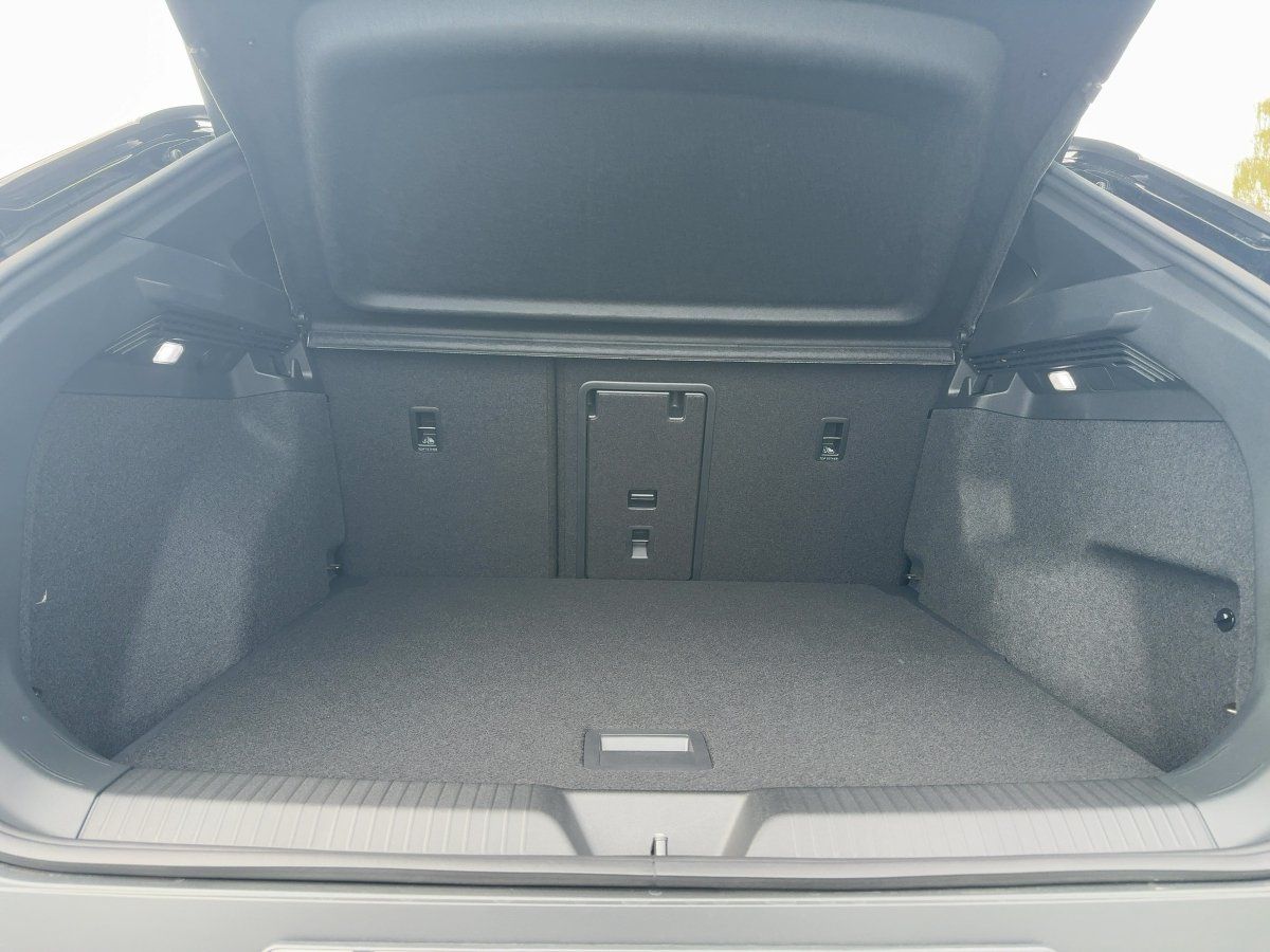 Fahrzeugabbildung Volkswagen ID.4 Pro 79 kWh 1-Gang-Automatik Wärmepumpe Matr - mit KI generiert/bearbeitet