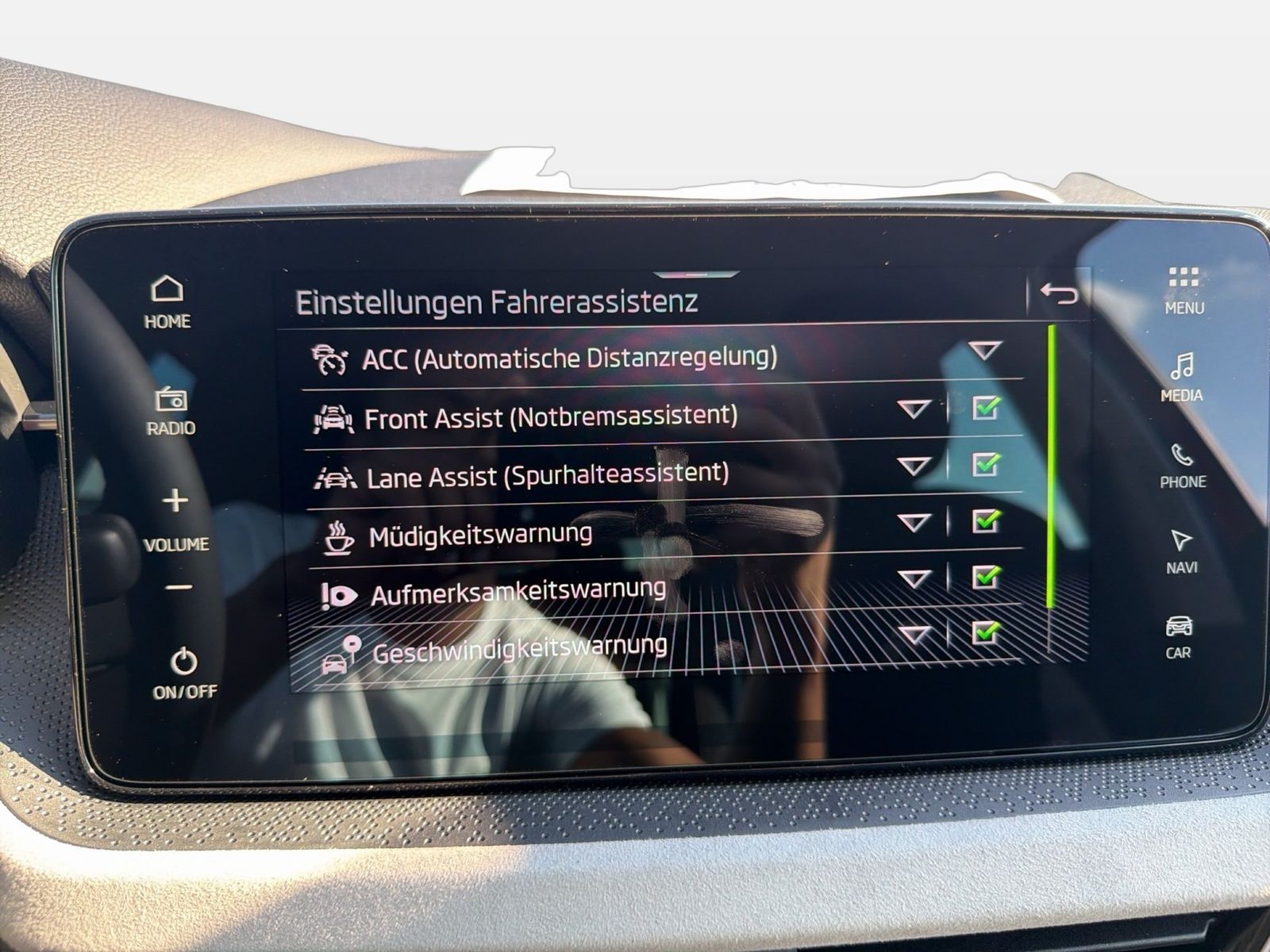 Fahrzeugabbildung SKODA Scala 1.0 TSI Balance Matrix AHK ACC LED Navi LM - mit KI generiert/bearbeitet