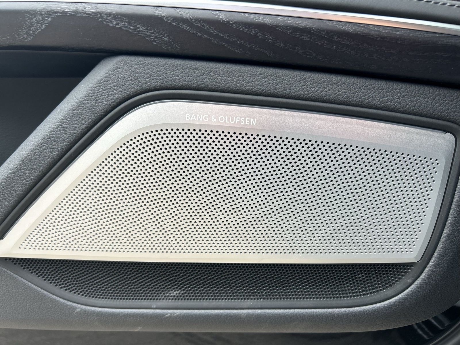 Fahrzeugabbildung Audi A8 lang 60 TFSI e quattro Matrix|AHK|HUD|Luft