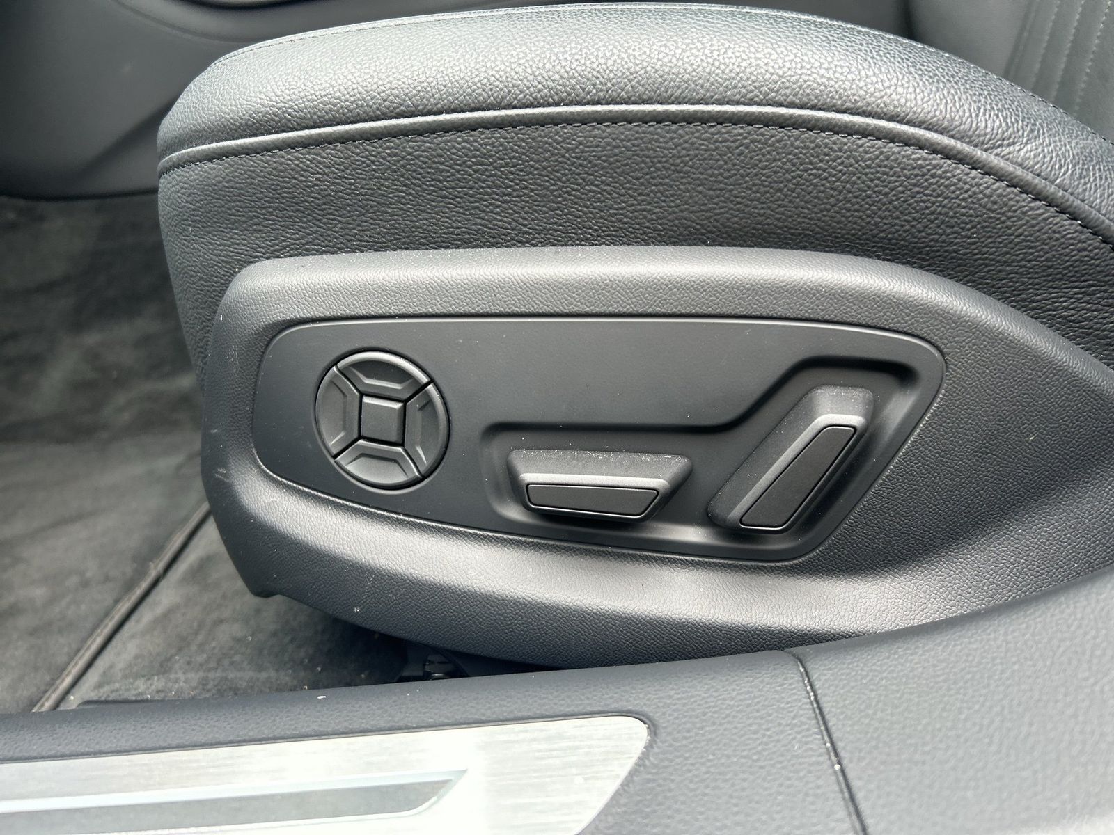 Fahrzeugabbildung Audi A8 lang 60 TFSI e quattro Matrix|AHK|HUD|Luft