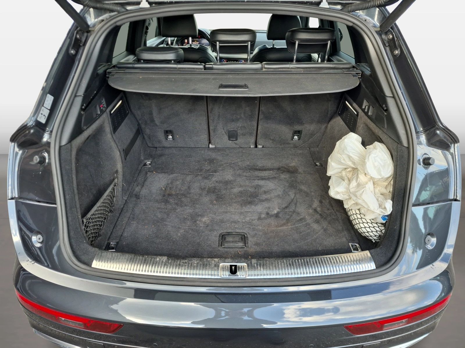 Fahrzeugabbildung Audi SQ5 SUV SQ5 TDI 255(347) tiptronic 8-stufig B&O - mit KI generiert/bearbeitet