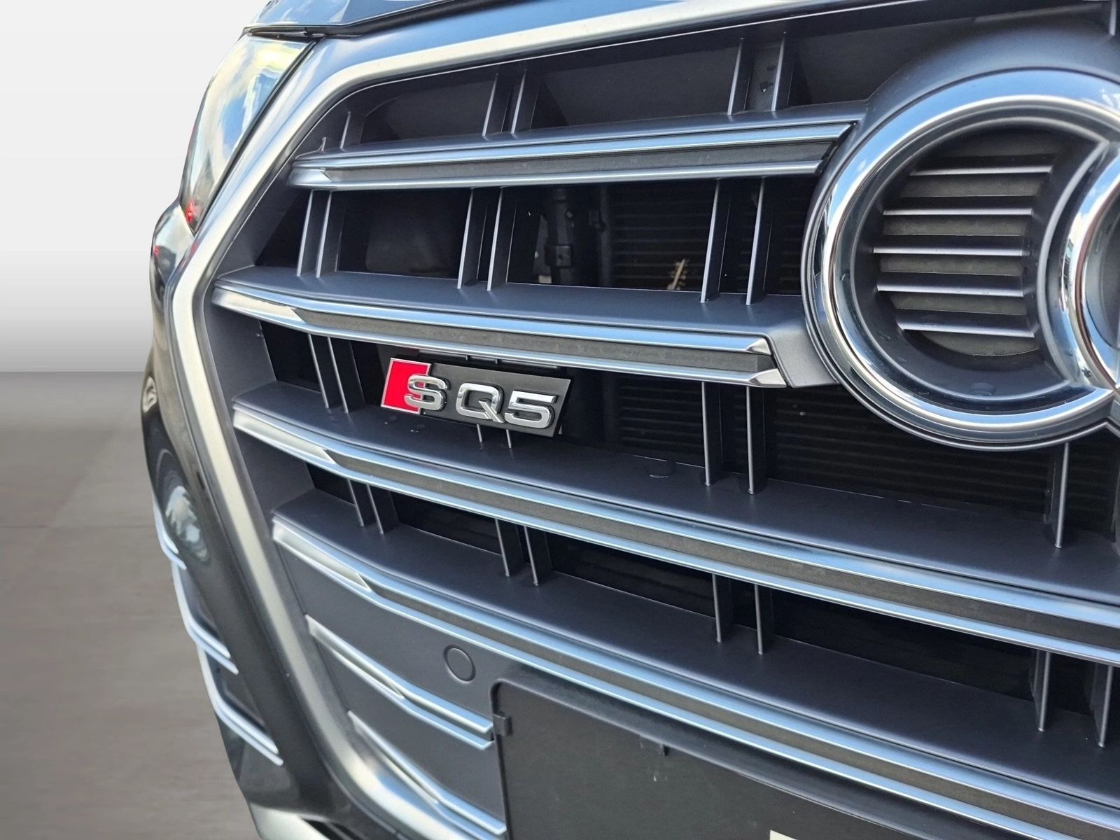 Fahrzeugabbildung Audi SQ5 SUV SQ5 TDI 255(347) tiptronic 8-stufig B&O - mit KI generiert/bearbeitet