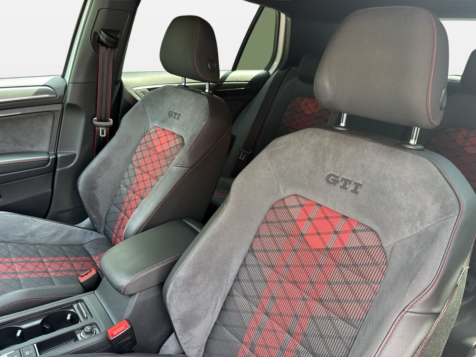 Fahrzeug autohaus mense Fahrzeugabbildung Volkswagen Golf VII GTI TCR CarPlay ACC LED Navi - mit KI generiert/bearbeitet
