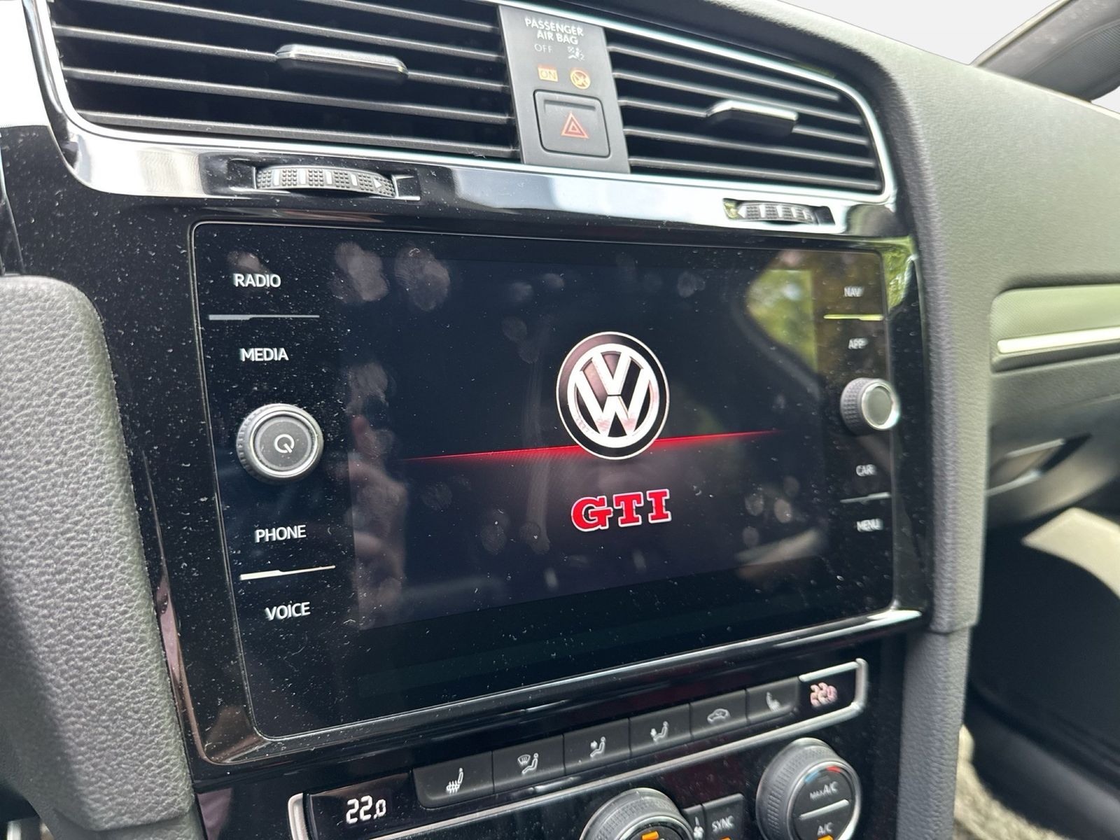 Fahrzeug autohaus mense Fahrzeugabbildung Volkswagen Golf VII GTI TCR CarPlay ACC LED Navi - mit KI generiert/bearbeitet