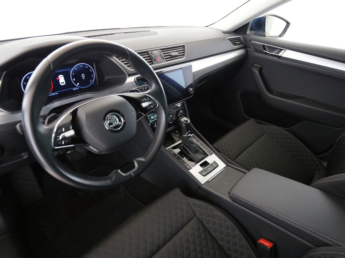 Fahrzeugabbildung SKODA Superb Combi 2.0 TDI Ambition AHK|ACC|LED|Navi