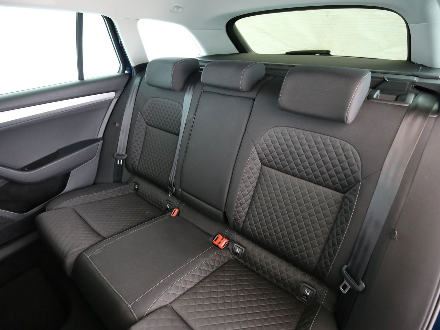 Fahrzeugabbildung SKODA Superb Combi 2.0 TDI Ambition AHK|ACC|LED|Navi