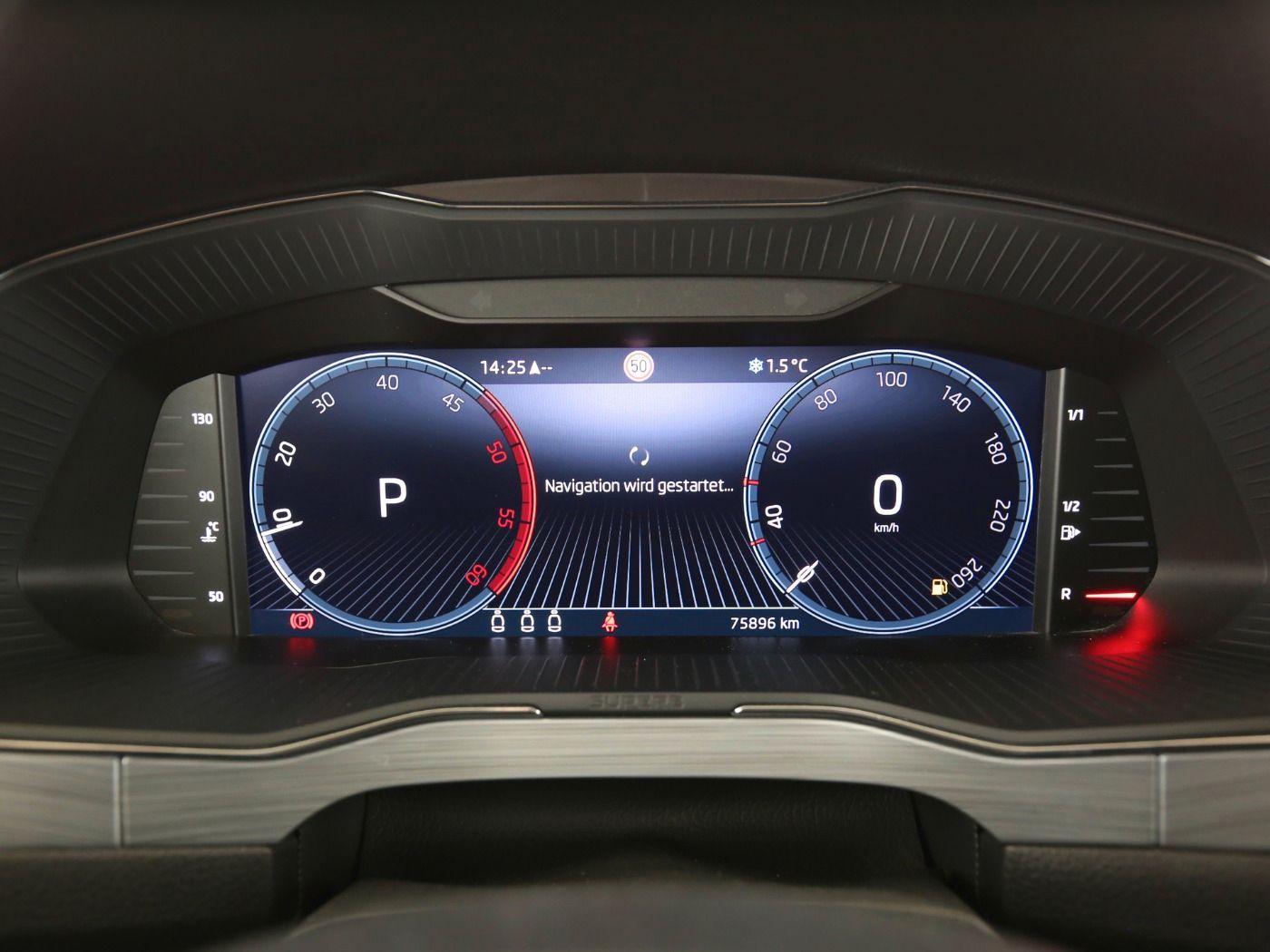 Fahrzeugabbildung SKODA Superb Combi 2.0 TDI Ambition AHK|ACC|LED|Navi