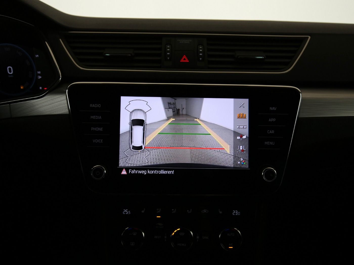 Fahrzeugabbildung SKODA Superb Combi 2.0 TDI Ambition AHK|ACC|LED|Navi