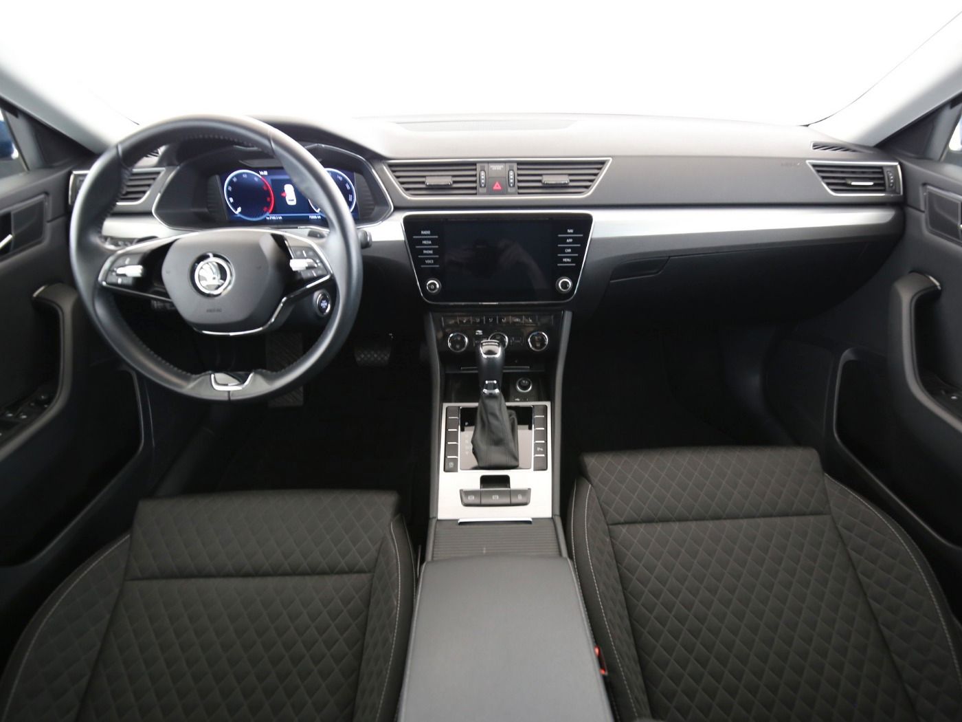 Fahrzeugabbildung SKODA Superb Combi 2.0 TDI Ambition AHK|ACC|LED|Navi
