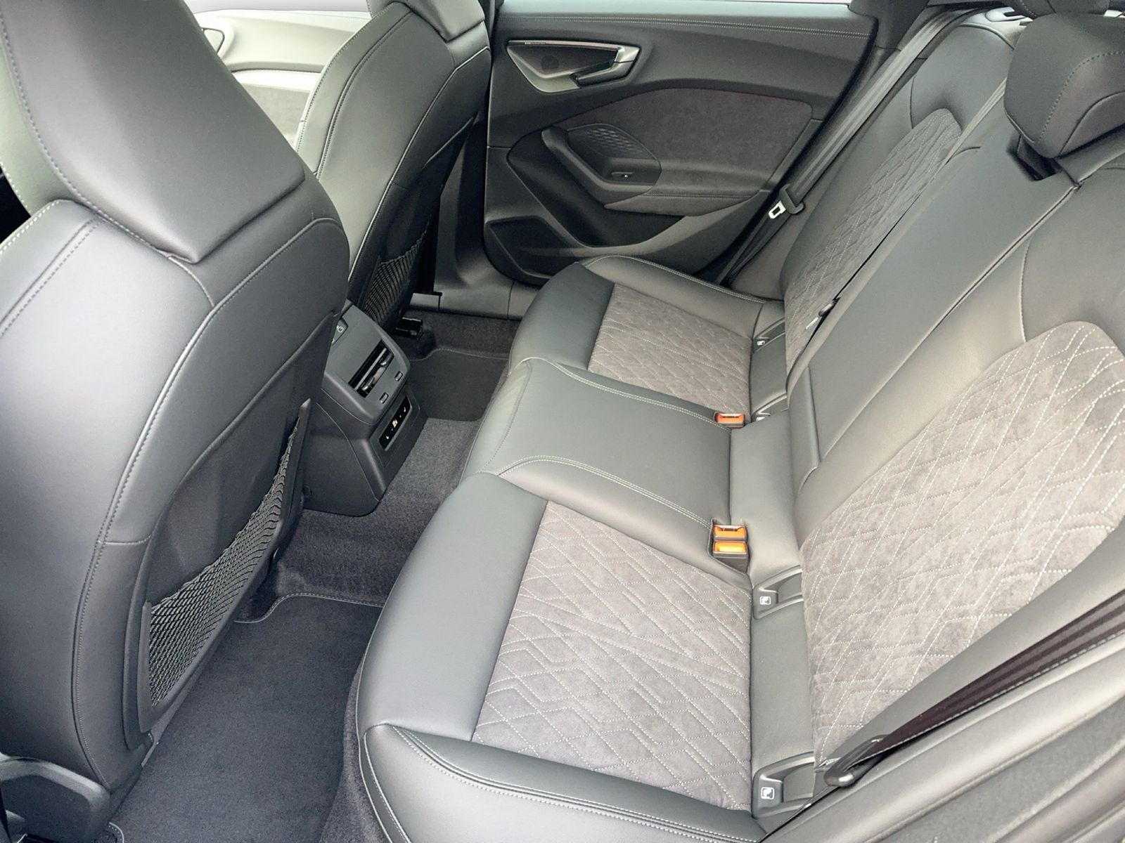 Fahrzeugabbildung Audi A5 Avant e-hybrid quattro 270 kW S tronic Matrix