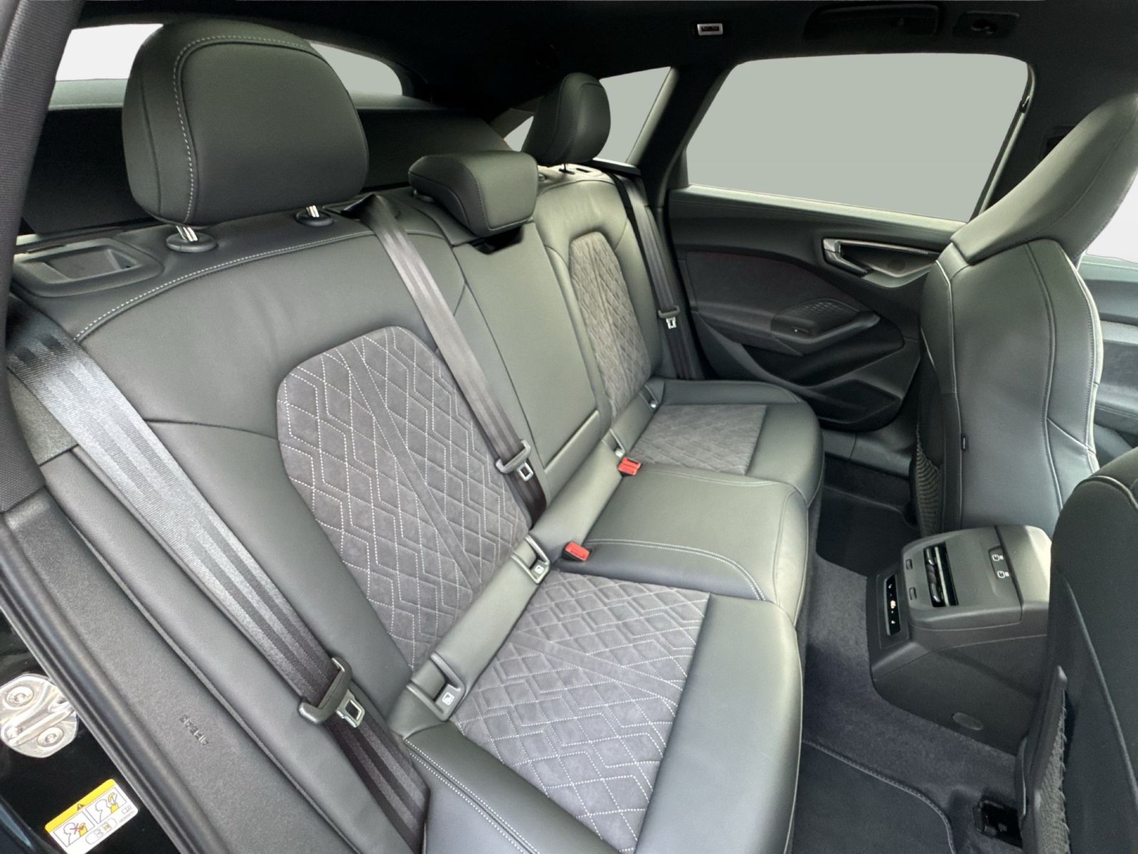 Fahrzeugabbildung Audi A5 Avant e-hybrid quattro 270 kW S tronic Matrix