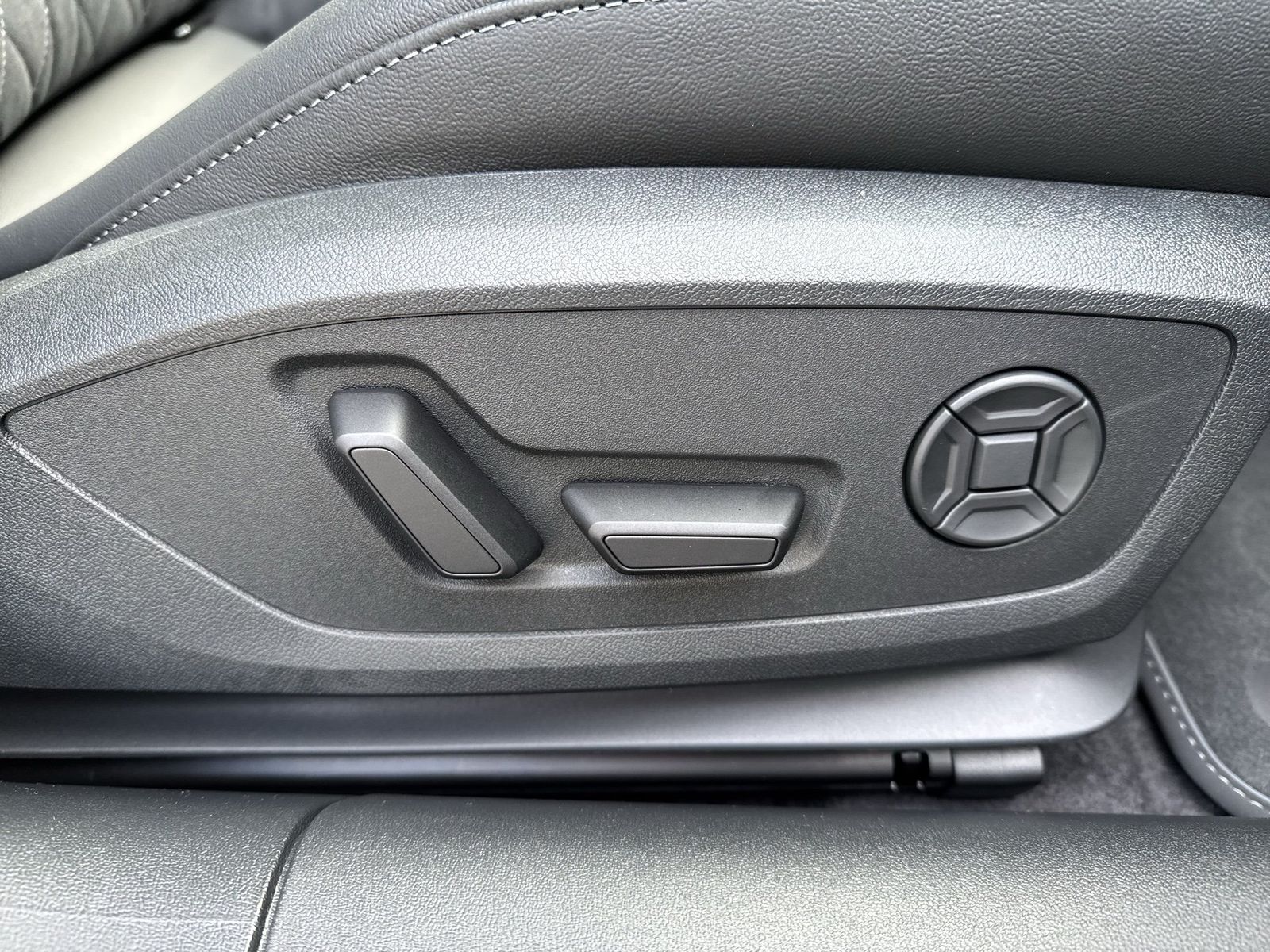 Fahrzeugabbildung Audi A5 Avant e-hybrid quattro 270 kW S tronic Matrix