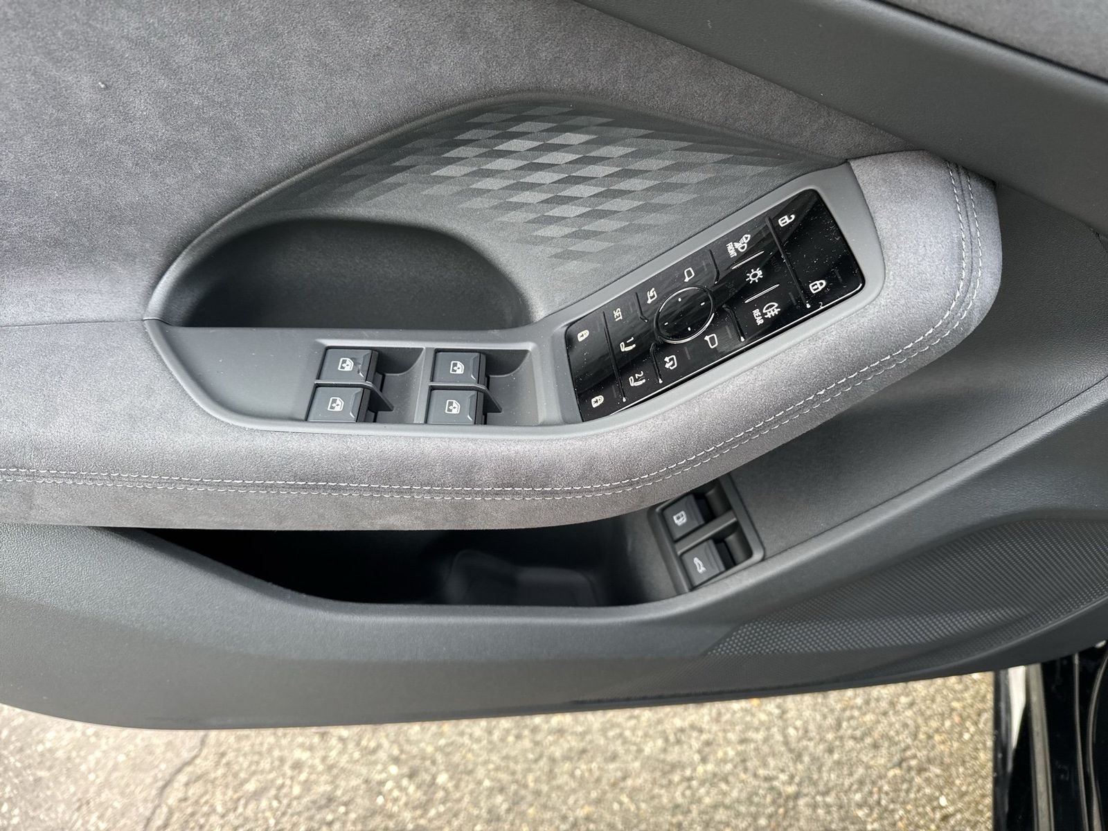 Fahrzeugabbildung Audi A5 Avant e-hybrid quattro 270 kW S tronic Matrix