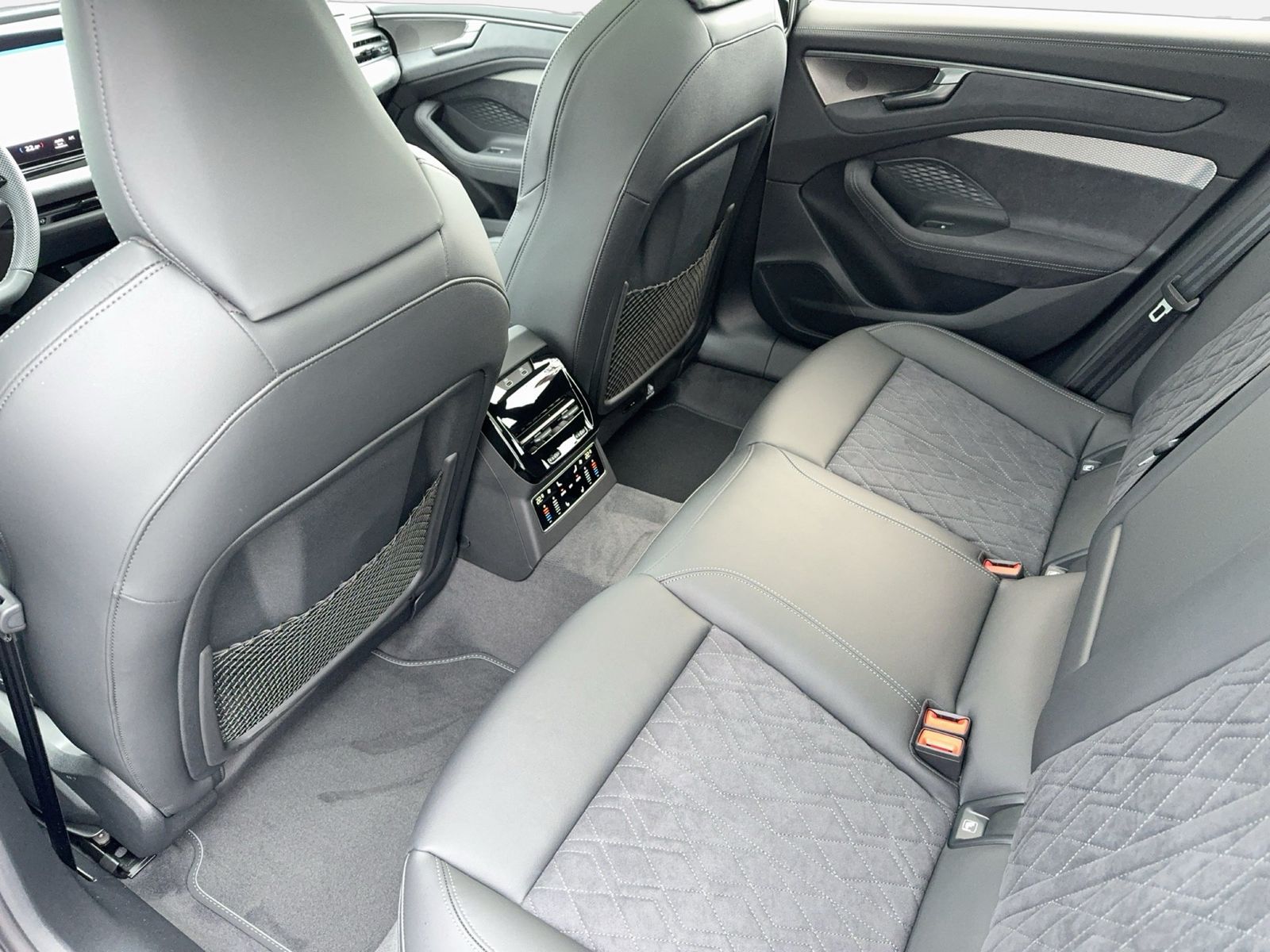 Fahrzeugabbildung Audi A6 Avant edition one e-hybrid quattro 270 kW