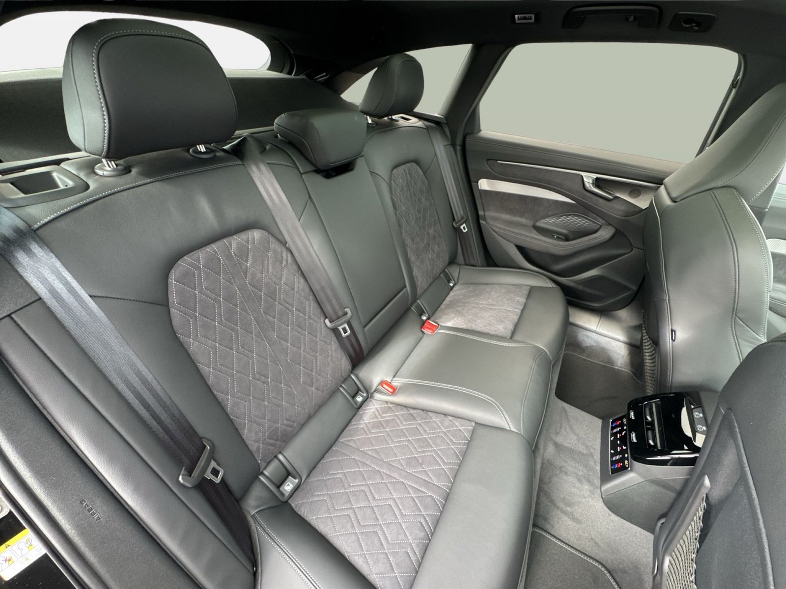 Fahrzeugabbildung Audi A6 Avant edition one e-hybrid quattro 270 kW