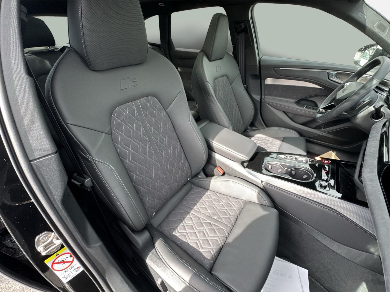 Fahrzeugabbildung Audi A6 Avant edition one e-hybrid quattro 270 kW