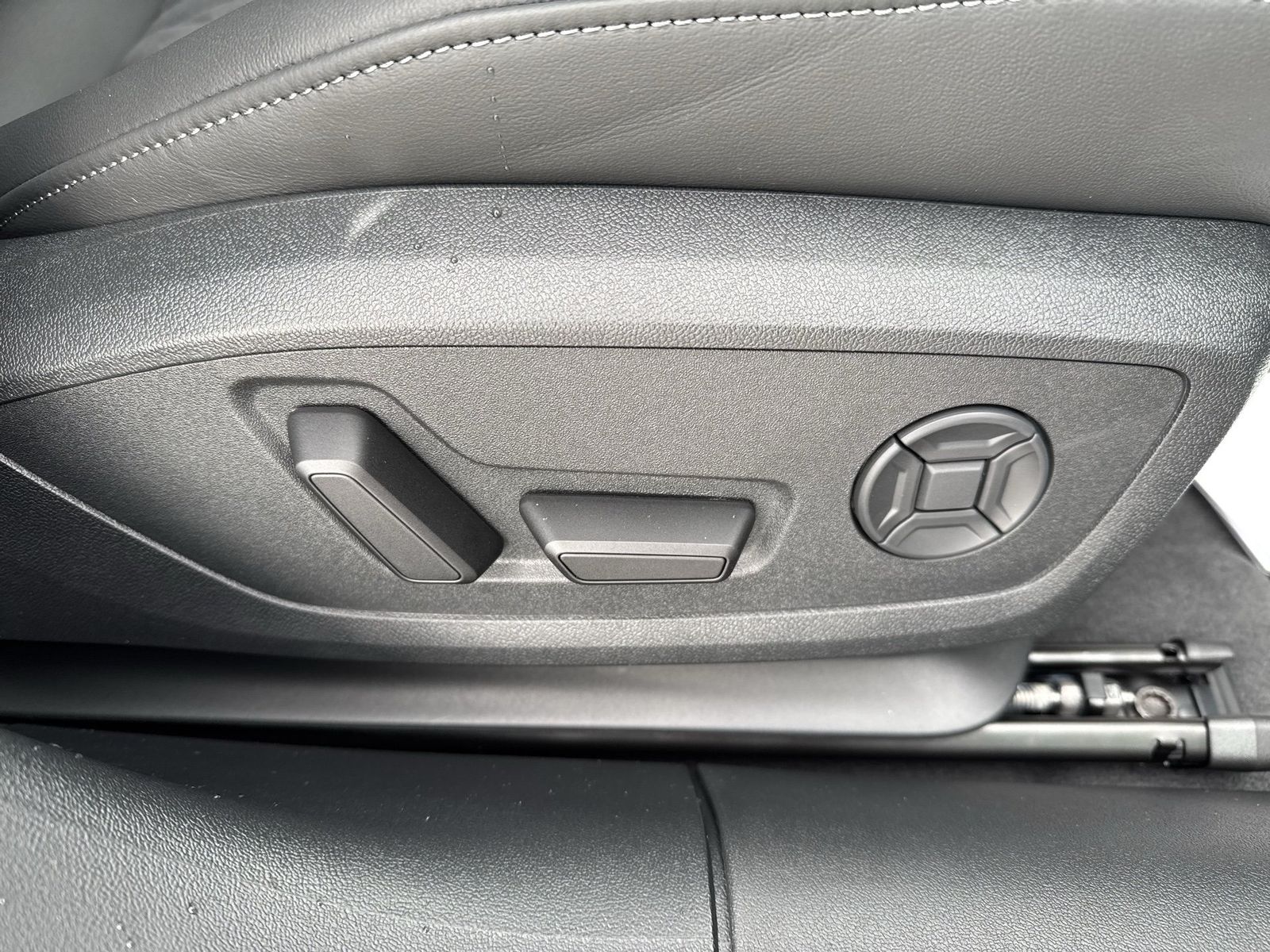 Fahrzeugabbildung Audi A6 Avant edition one e-hybrid quattro 270 kW