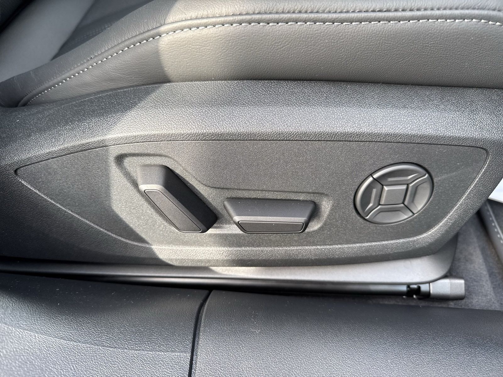 Fahrzeugabbildung Audi A6 Avant edition one e-hybrid quattro 270 kW