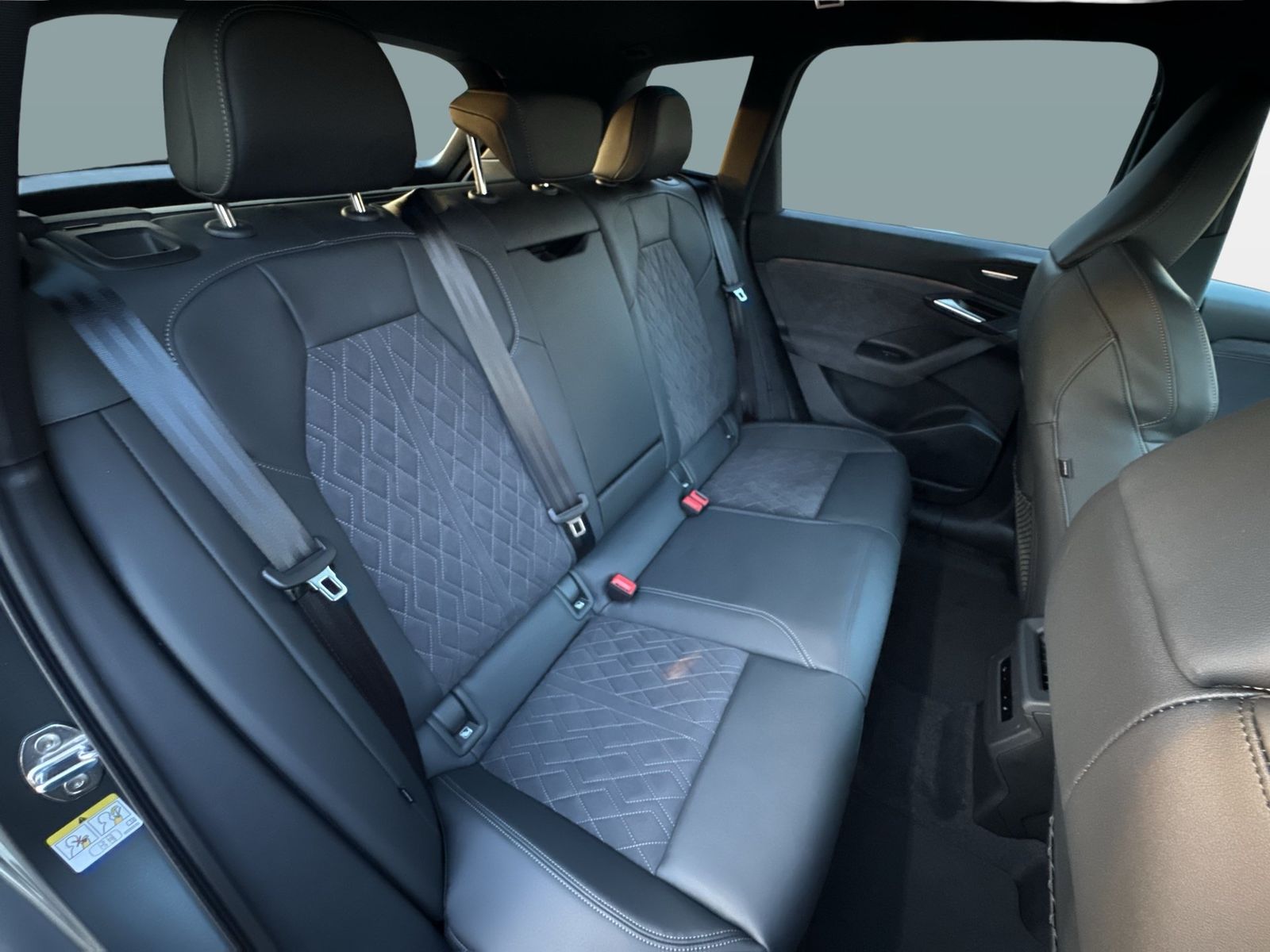 Fahrzeugabbildung Audi Q6 SUV e-tron quattro 285 kW B&O|AHK|HUD|Luft