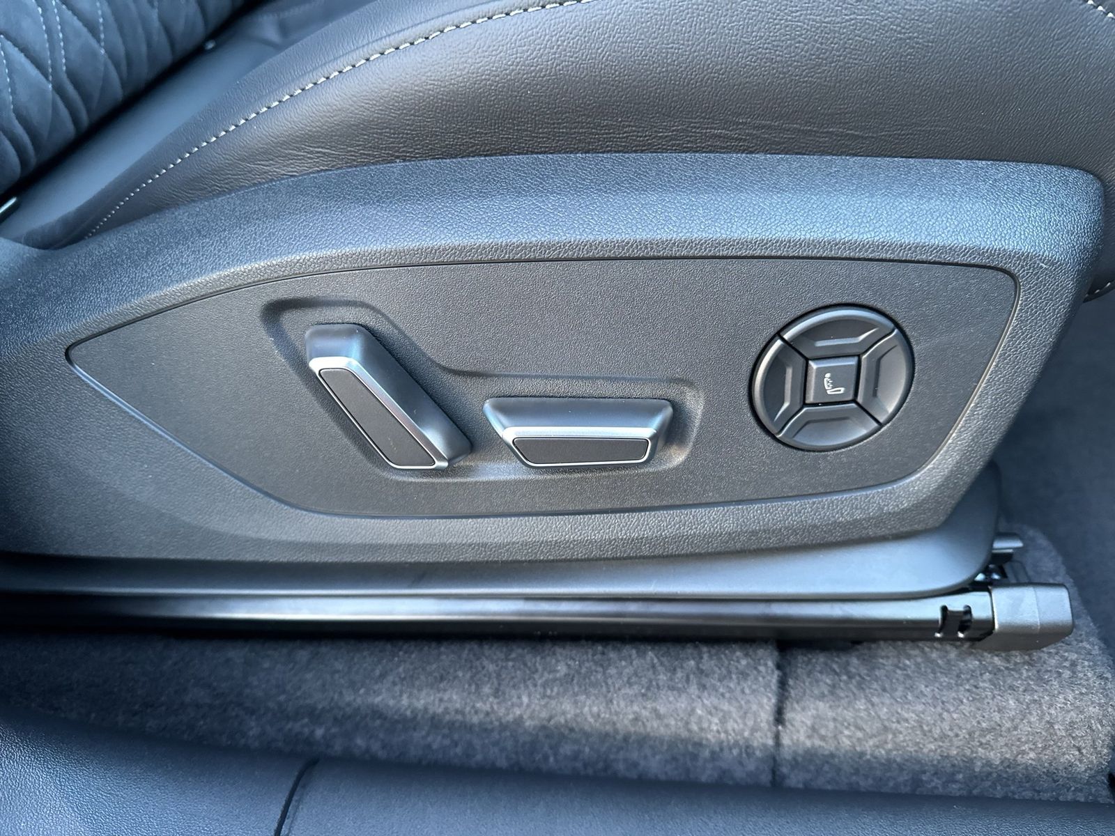 Fahrzeugabbildung Audi Q6 SUV e-tron quattro 285 kW B&O|AHK|HUD|Luft