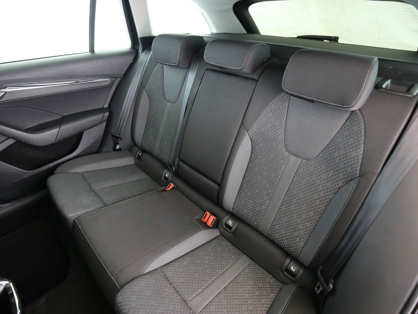 Fahrzeugabbildung SKODA Octavia Combi 2.0 TDI First Edition HUD|LED|Navi