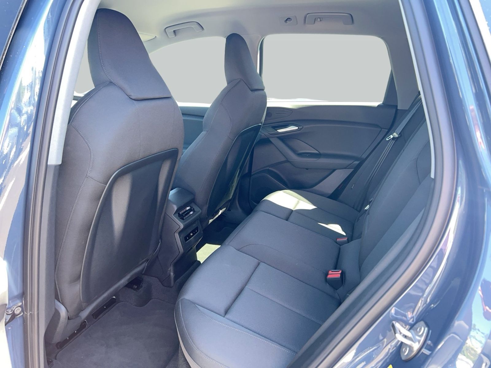 Fahrzeugabbildung Audi Q6 e-tron Tech plus Standhzg|4xSHZG|ACC|LED|Kame - mit KI generiert/bearbeitet