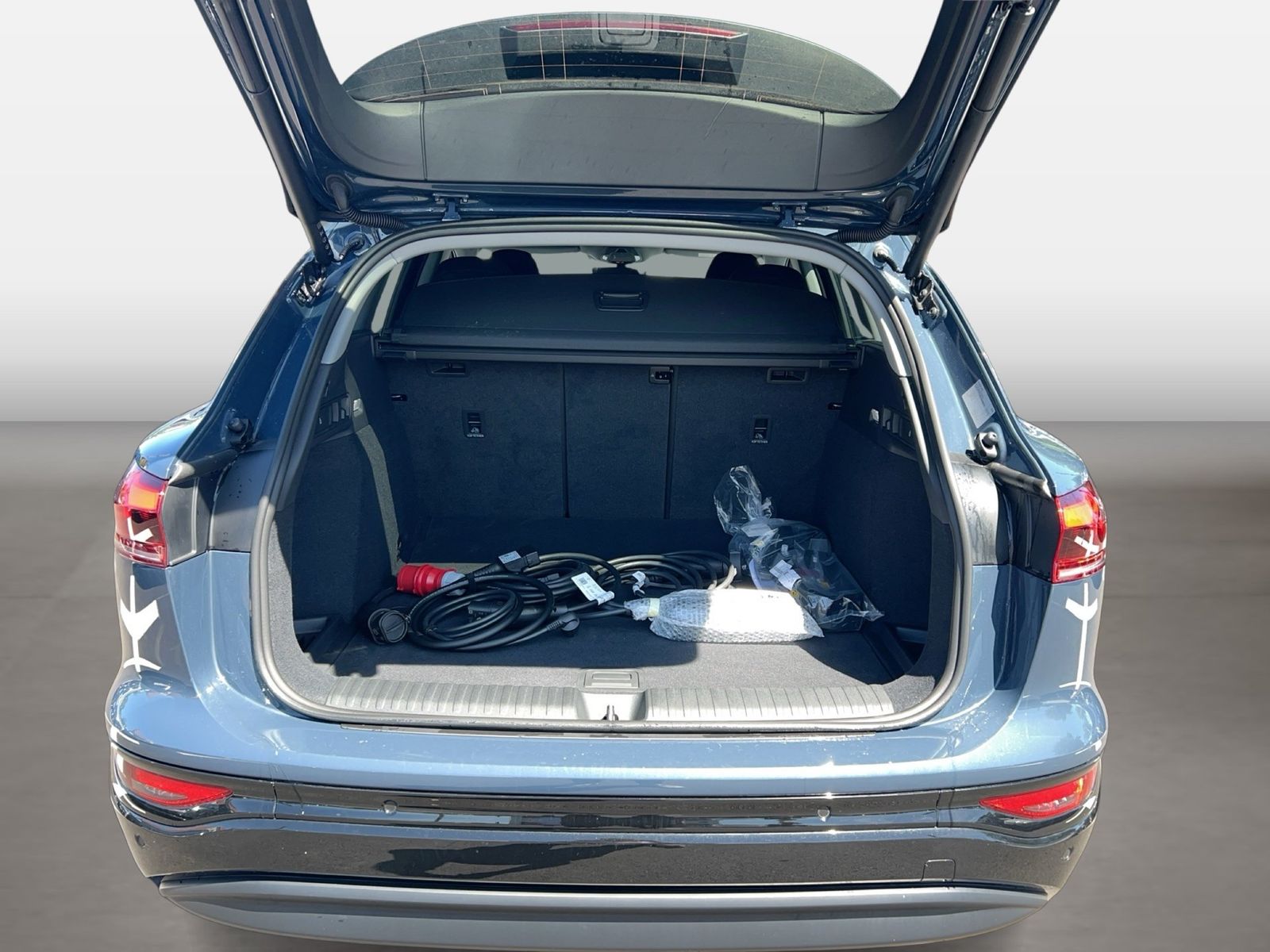 Fahrzeugabbildung Audi Q6 e-tron Tech plus Standhzg|4xSHZG|ACC|LED|Kame - mit KI generiert/bearbeitet