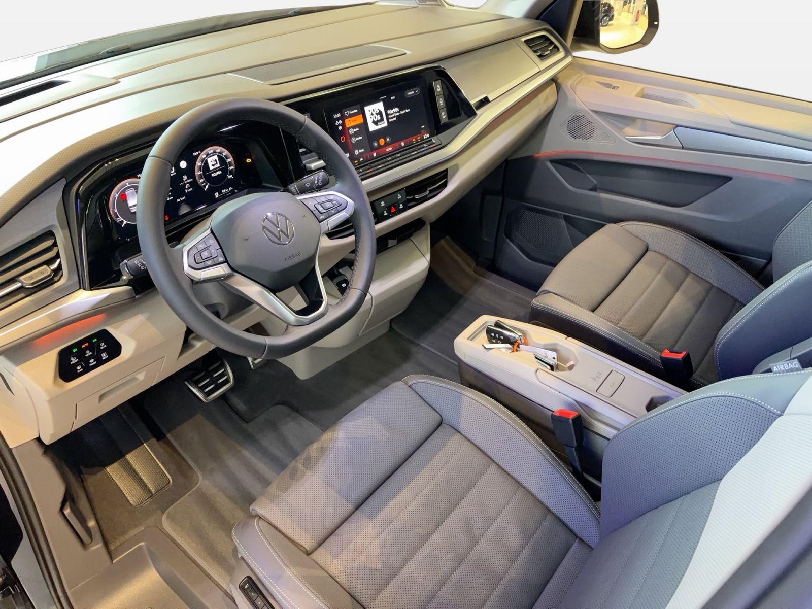 Fahrzeug autohaus mense Fahrzeugabbildung Volkswagen Multivan 2.0 TDI lang Style IQ.Light|Matrix|AHK