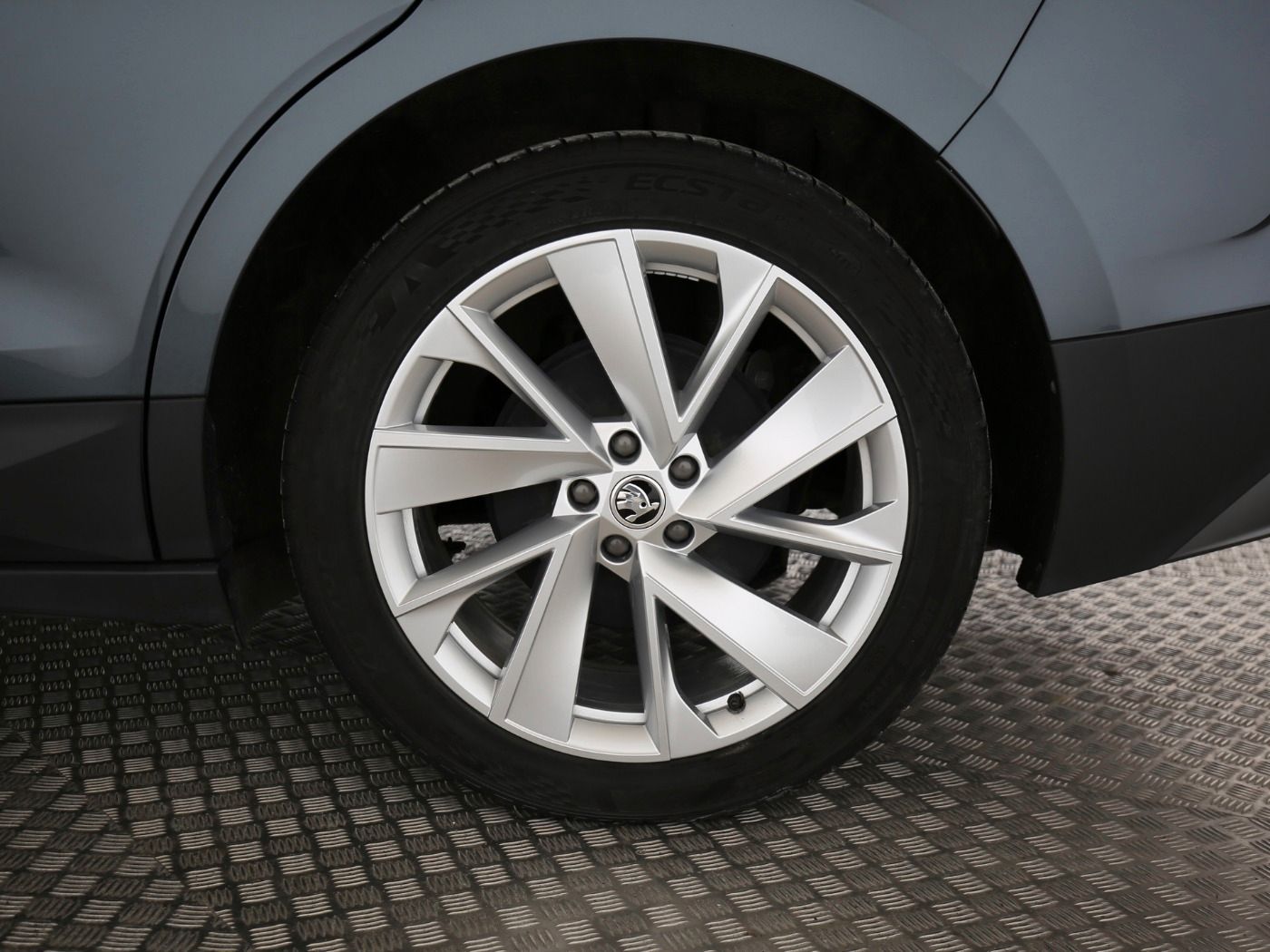 Fahrzeugabbildung SKODA Enyaq 80 Loft AHK|Pano|SD|ACC|LED|Navi|VirtualCP