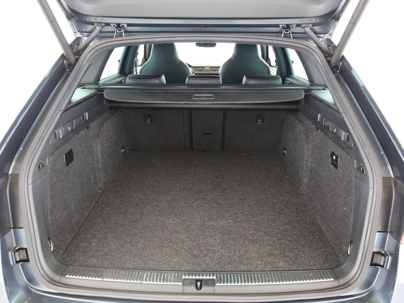 Fahrzeugabbildung SKODA Superb Combi 1.4 TSI Sportline iV AHK|4xSHZG|ACC