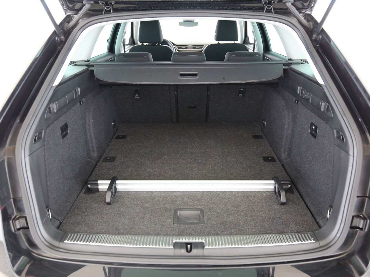 Fahrzeugabbildung SKODA Superb Combi Ambition 2024 (Facelift) Facelift