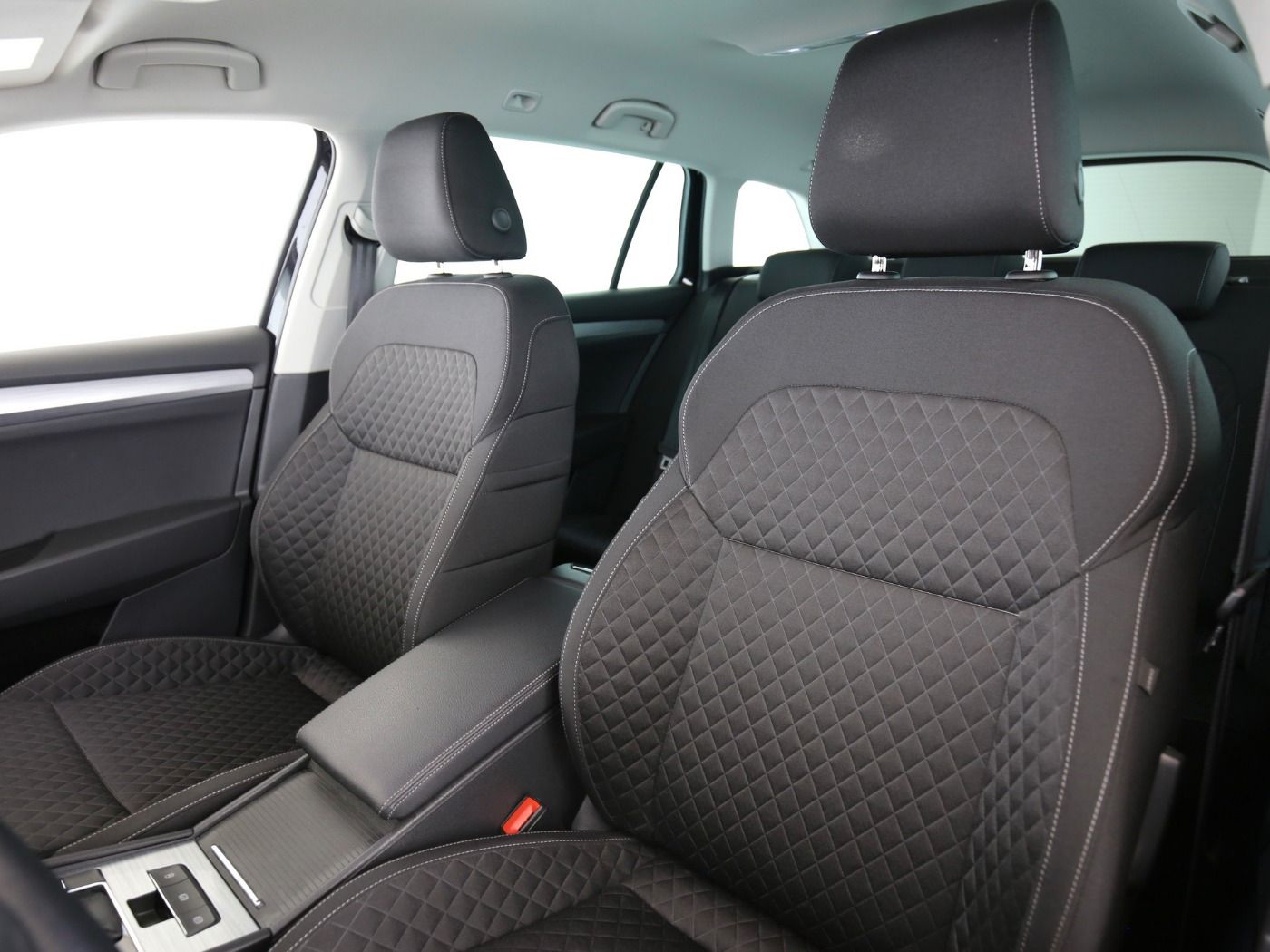 Fahrzeugabbildung SKODA Superb Combi Ambition 2024 (Facelift) Facelift