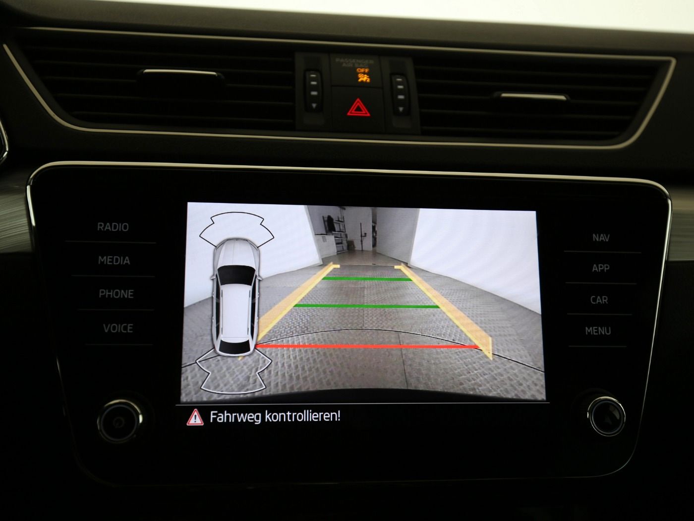 Fahrzeugabbildung SKODA Superb Combi 2.0 TDI Ambition AHK|4xSHZG|ACC|LED