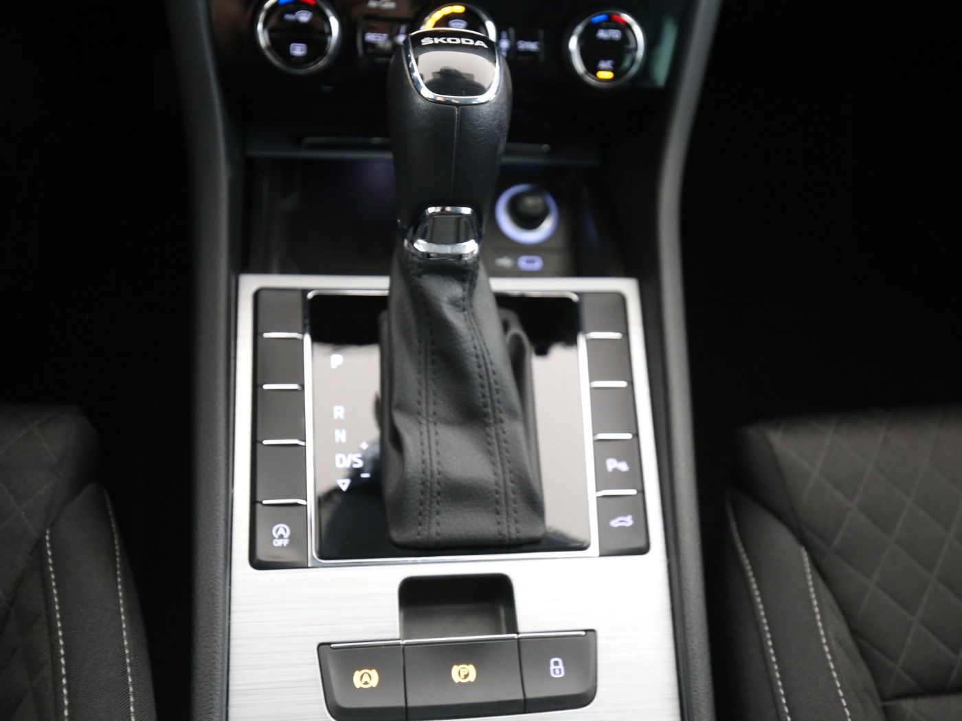 Fahrzeugabbildung SKODA Superb Combi 2.0 TDI Ambition AHK|4xSHZG|ACC|LED