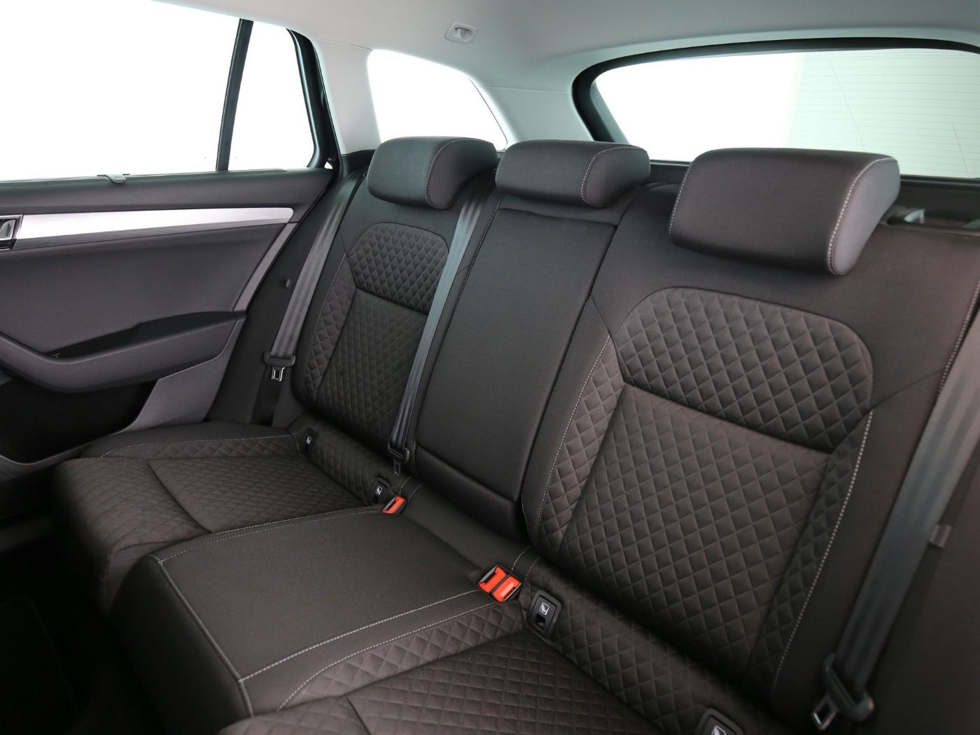 Fahrzeugabbildung SKODA Superb Combi 2.0 TDI Ambition AHK|4xSHZG|ACC|LED