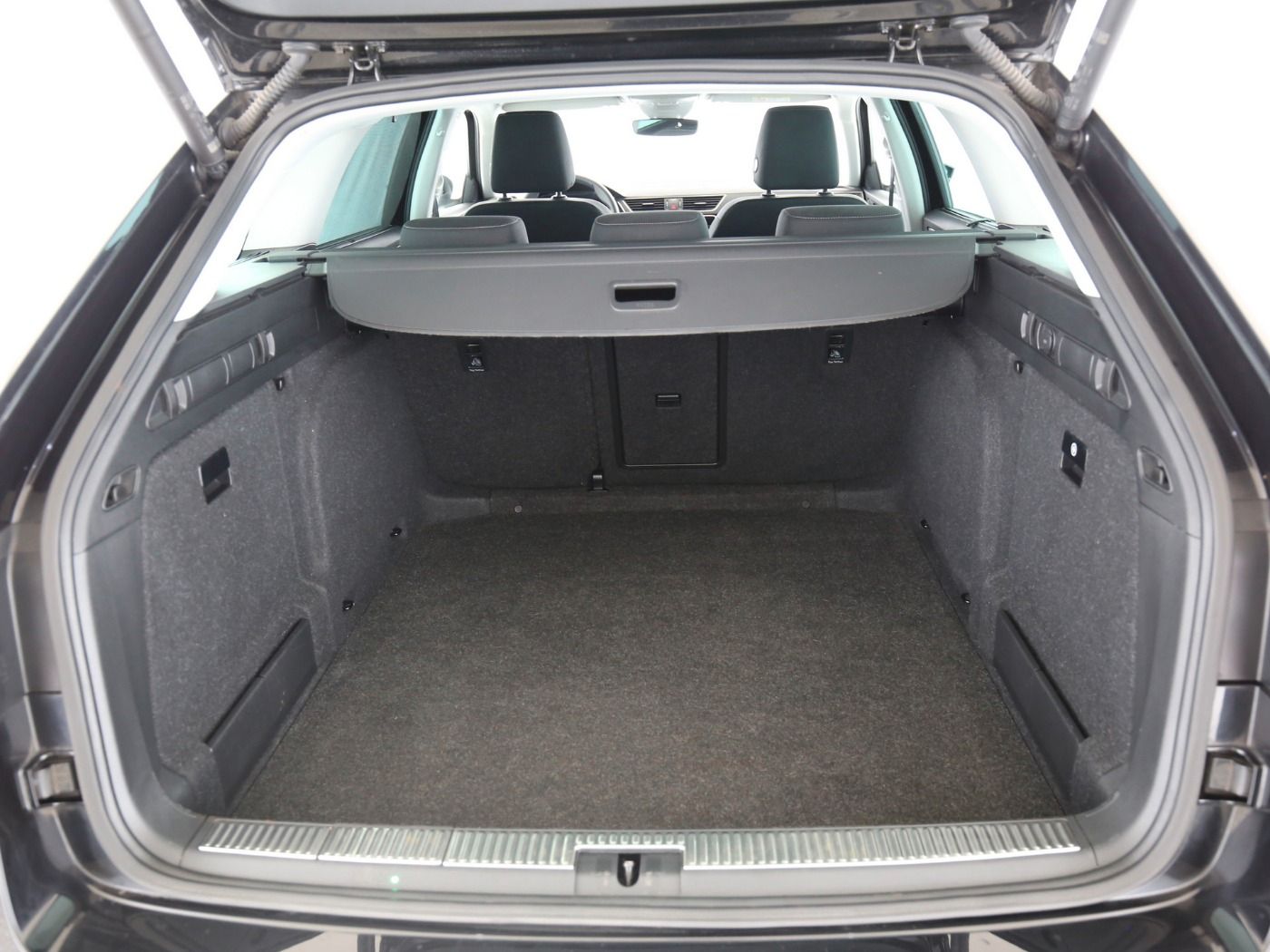 Fahrzeugabbildung SKODA Superb Combi 2.0 TDI Ambition AHK|4xSHZG|ACC|LED